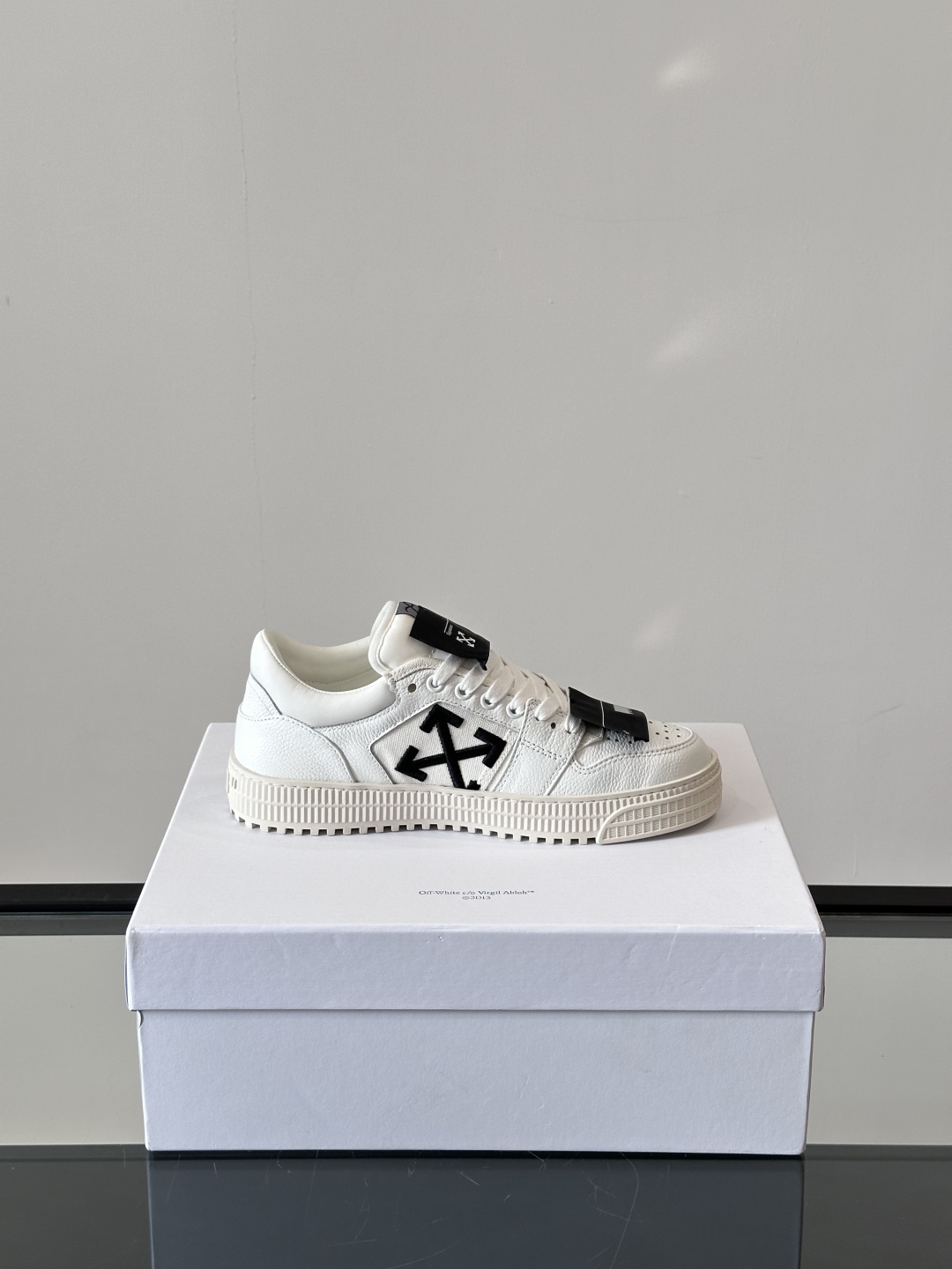 Off-White 新款饰箭头拼色情侣款👫系带运动鞋，
鞋面采用光滑小牛皮撞色拼接，鞋头开孔细节，鞋帮处