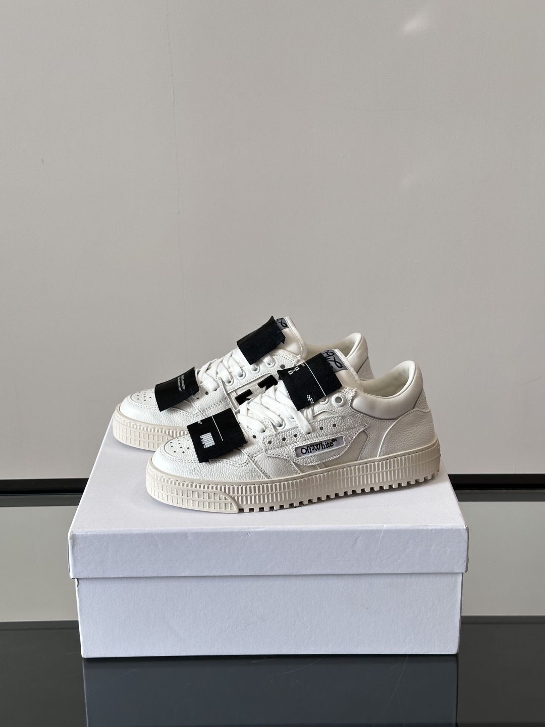 Off-White 新款饰箭头拼色情侣款👫系带运动鞋，
鞋面采用光滑小牛皮撞色拼接，鞋头开孔细节，鞋帮处
