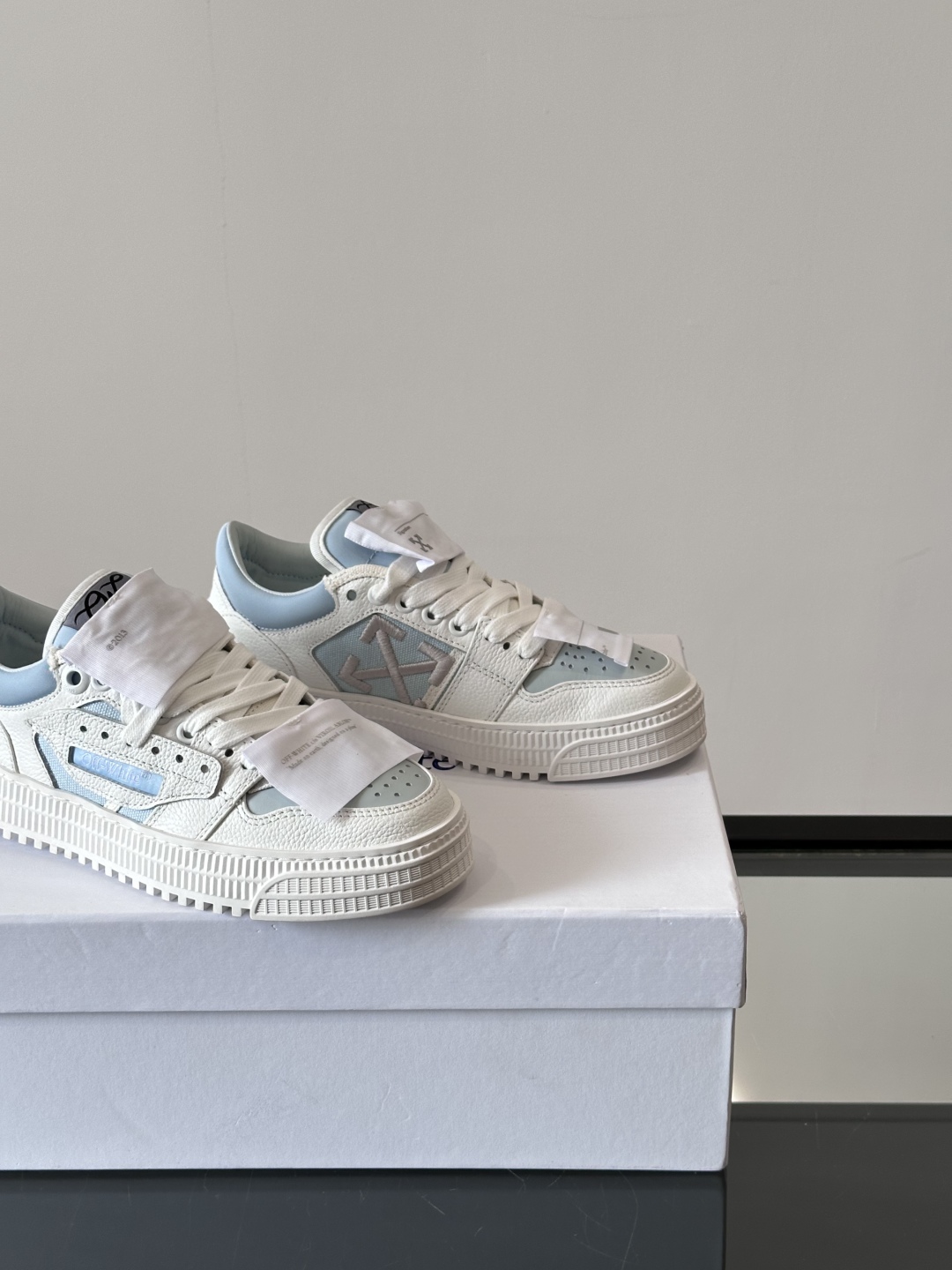 Off-White 新款饰箭头拼色情侣款👫系带运动鞋，
鞋面采用光滑小牛皮撞色拼接，鞋头开孔细节，鞋帮处