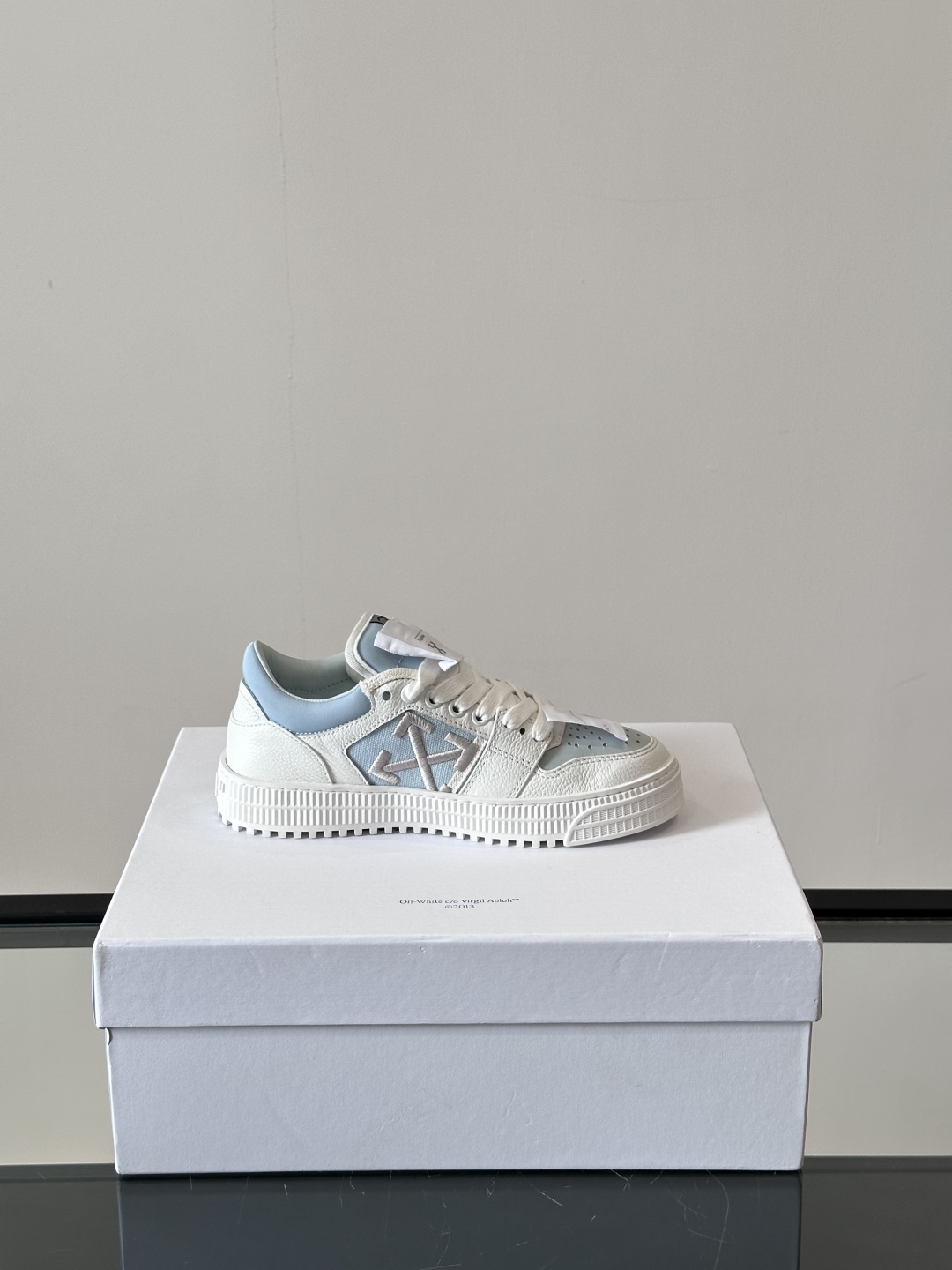Off-White 新款饰箭头拼色情侣款👫系带运动鞋，
鞋面采用光滑小牛皮撞色拼接，鞋头开孔细节，鞋帮处