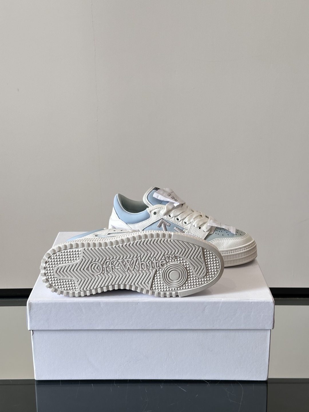 Off-White 新款饰箭头拼色情侣款👫系带运动鞋，
鞋面采用光滑小牛皮撞色拼接，鞋头开孔细节，鞋帮处