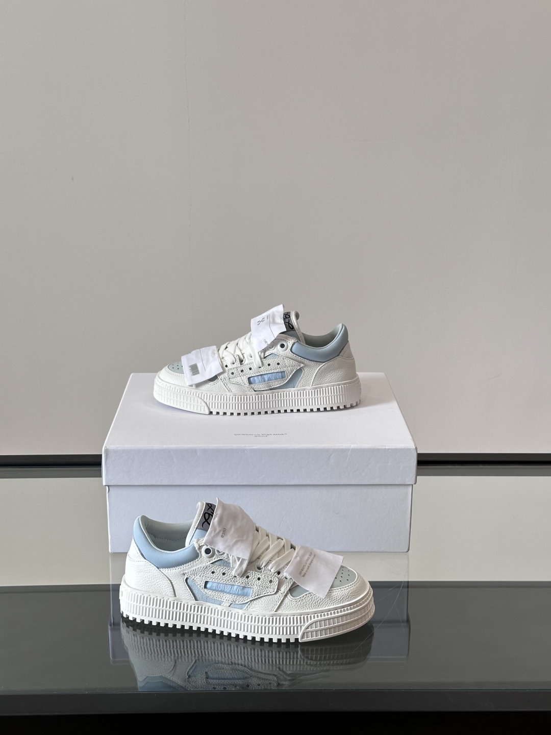 Off-White 新款饰箭头拼色情侣款👫系带运动鞋，
鞋面采用光滑小牛皮撞色拼接，鞋头开孔细节，鞋帮处