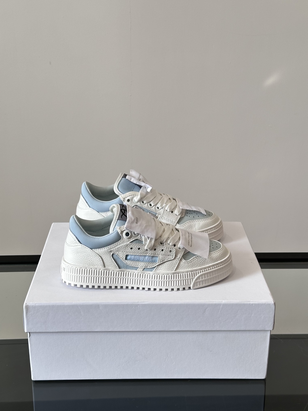 Off-White 新款饰箭头拼色情侣款👫系带运动鞋，
鞋面采用光滑小牛皮撞色拼接，鞋头开孔细节，鞋帮处