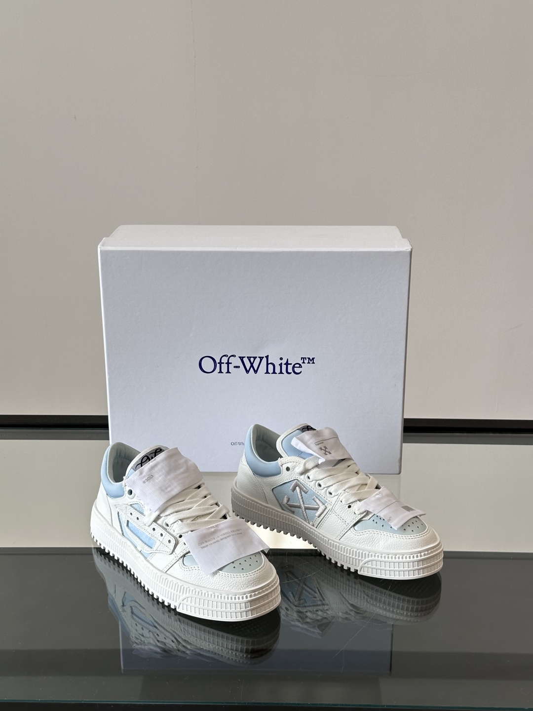 Off-White 新款饰箭头拼色情侣款👫系带运动鞋，
鞋面采用光滑小牛皮撞色拼接，鞋头开孔细节，鞋帮处