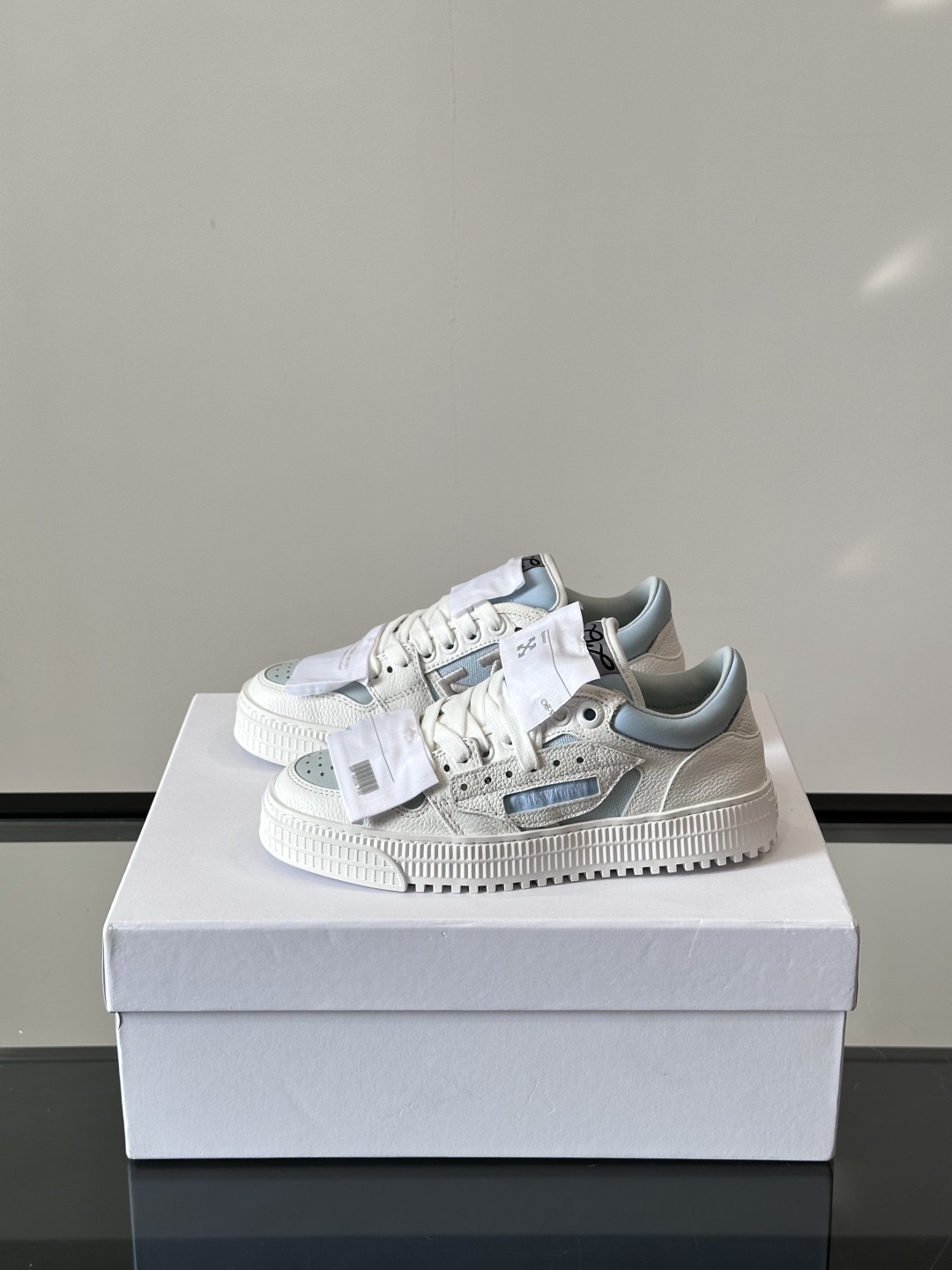 Off-White 新款饰箭头拼色情侣款👫系带运动鞋，
鞋面采用光滑小牛皮撞色拼接，鞋头开孔细节，鞋帮处
