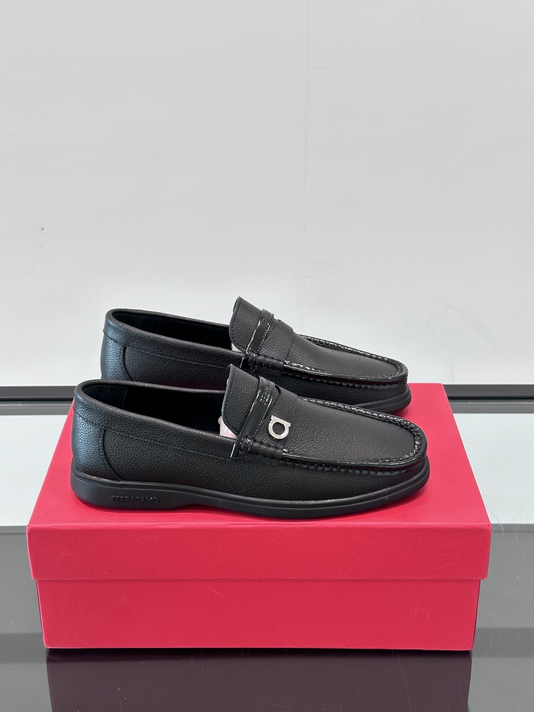 Salvatore Ferragamo Mocassins en Cuir Noir pour Hommes - Élégance et Confort