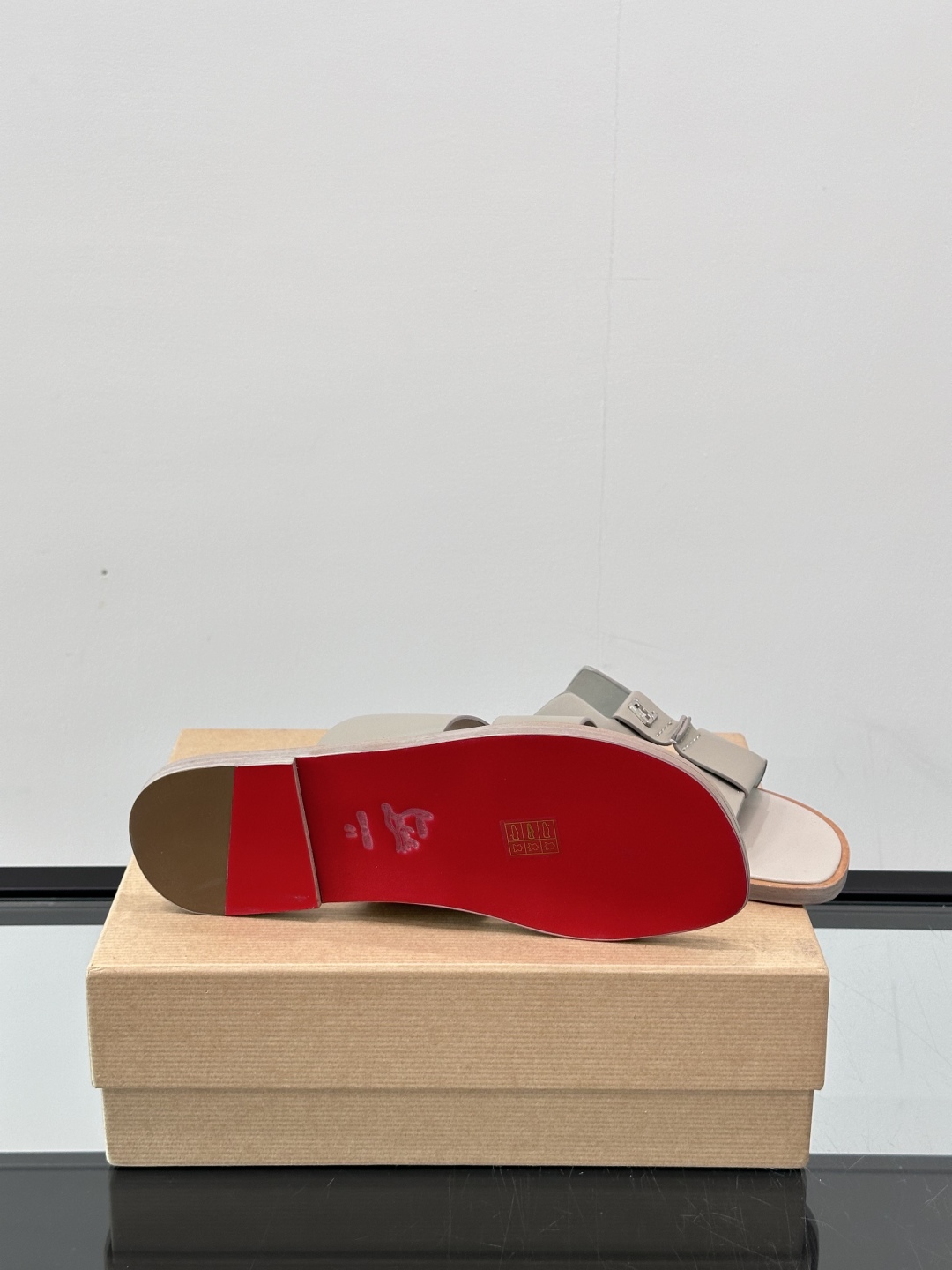 Christia*.Loubouti*高端男士拖鞋凉鞋。原版真牛皮大红底，意大利进口牛皮大底，头层牛皮，