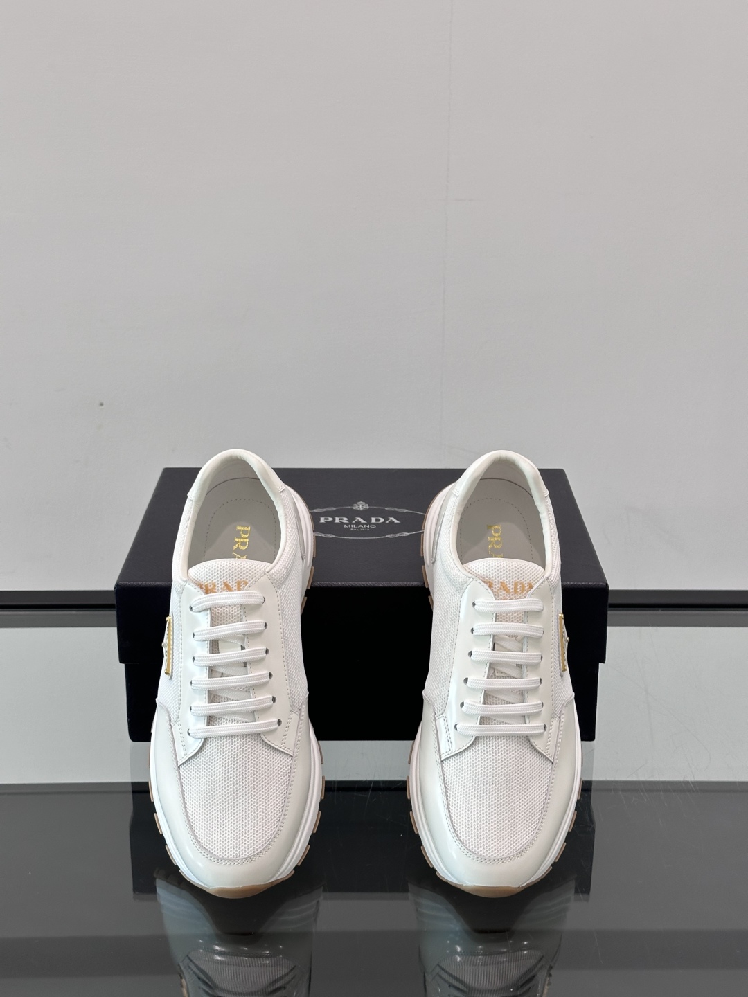 Prad*普拉达春夏新品男士高端运动鞋，这款运动鞋时尚百搭，简洁现代，融合运动风格和精致细节。选用进口牛