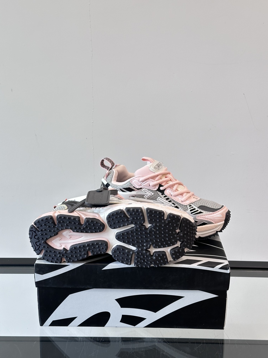 Off-White高街个性老爹休闲鞋。
Off-White 👫情侣款最新款跑鞋
百分百原盒正确版 原楦原