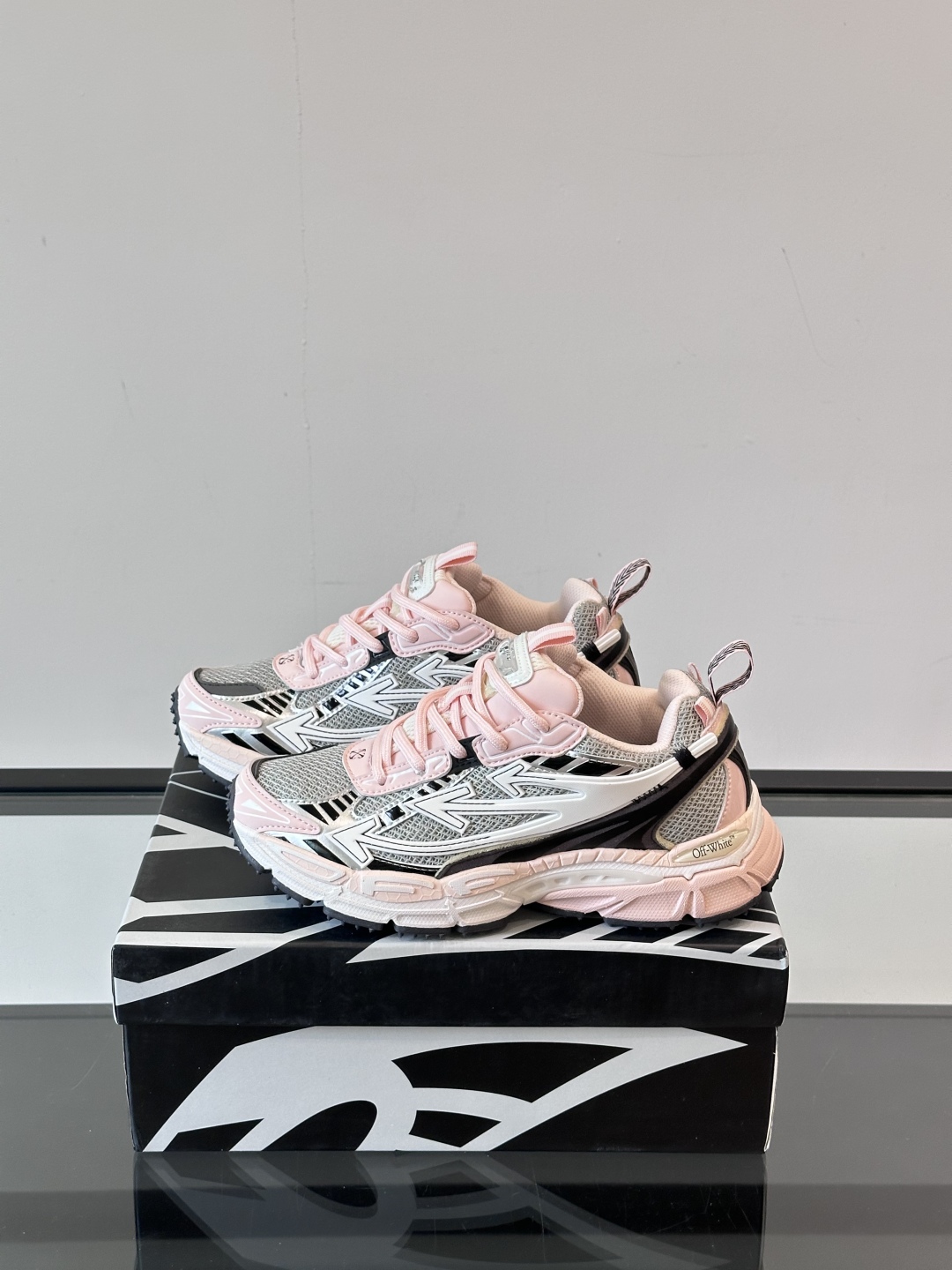 Off-White高街个性老爹休闲鞋。
Off-White 👫情侣款最新款跑鞋
百分百原盒正确版 原楦原