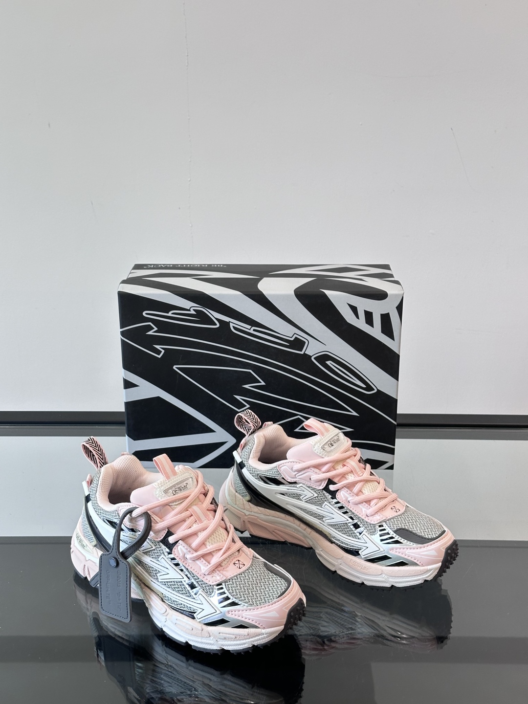 Off-White高街个性老爹休闲鞋。
Off-White 👫情侣款最新款跑鞋
百分百原盒正确版 原楦原