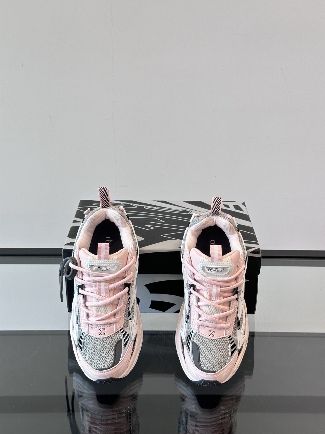 Off-White高街个性老爹休闲鞋。
Off-White 👫情侣款最新款跑鞋
百分百原盒正确版 原楦原