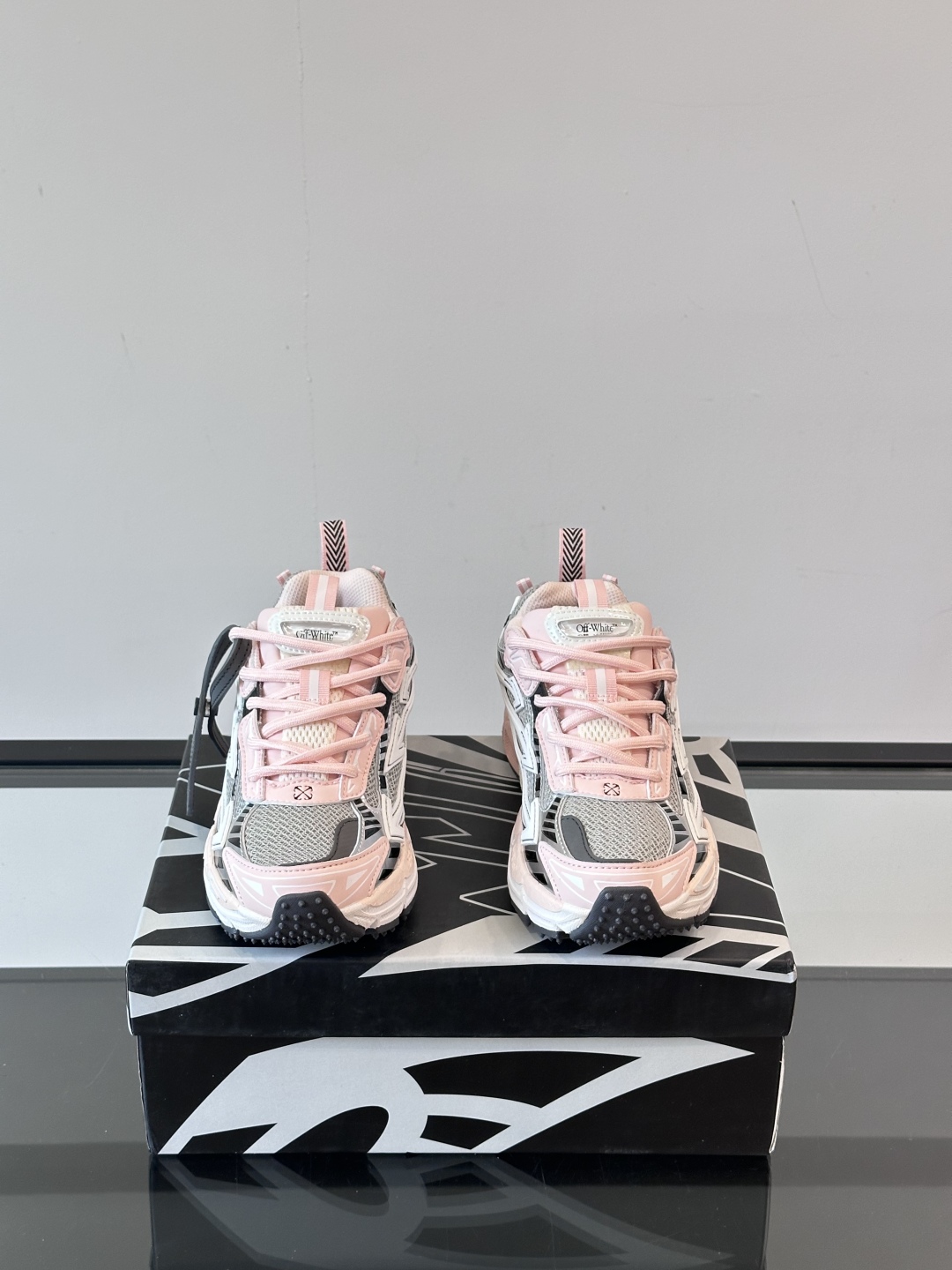 Off-White高街个性老爹休闲鞋。
Off-White 👫情侣款最新款跑鞋
百分百原盒正确版 原楦原