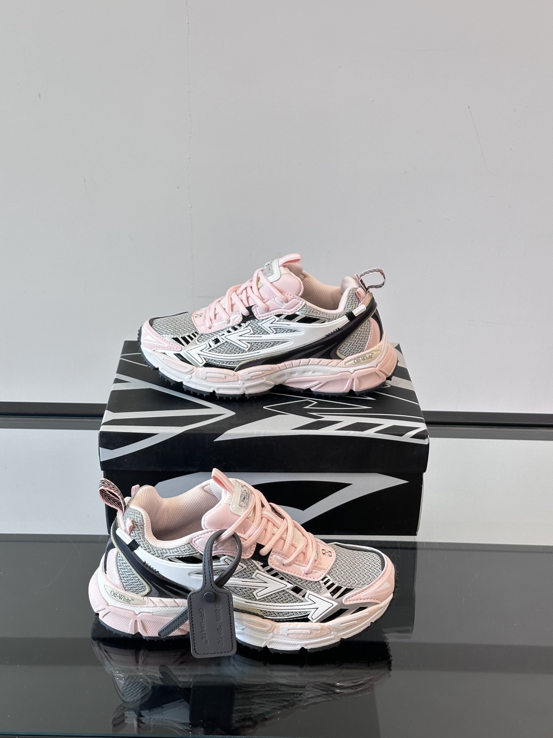 Off-White高街个性老爹休闲鞋。
Off-White 👫情侣款最新款跑鞋
百分百原盒正确版 原楦原