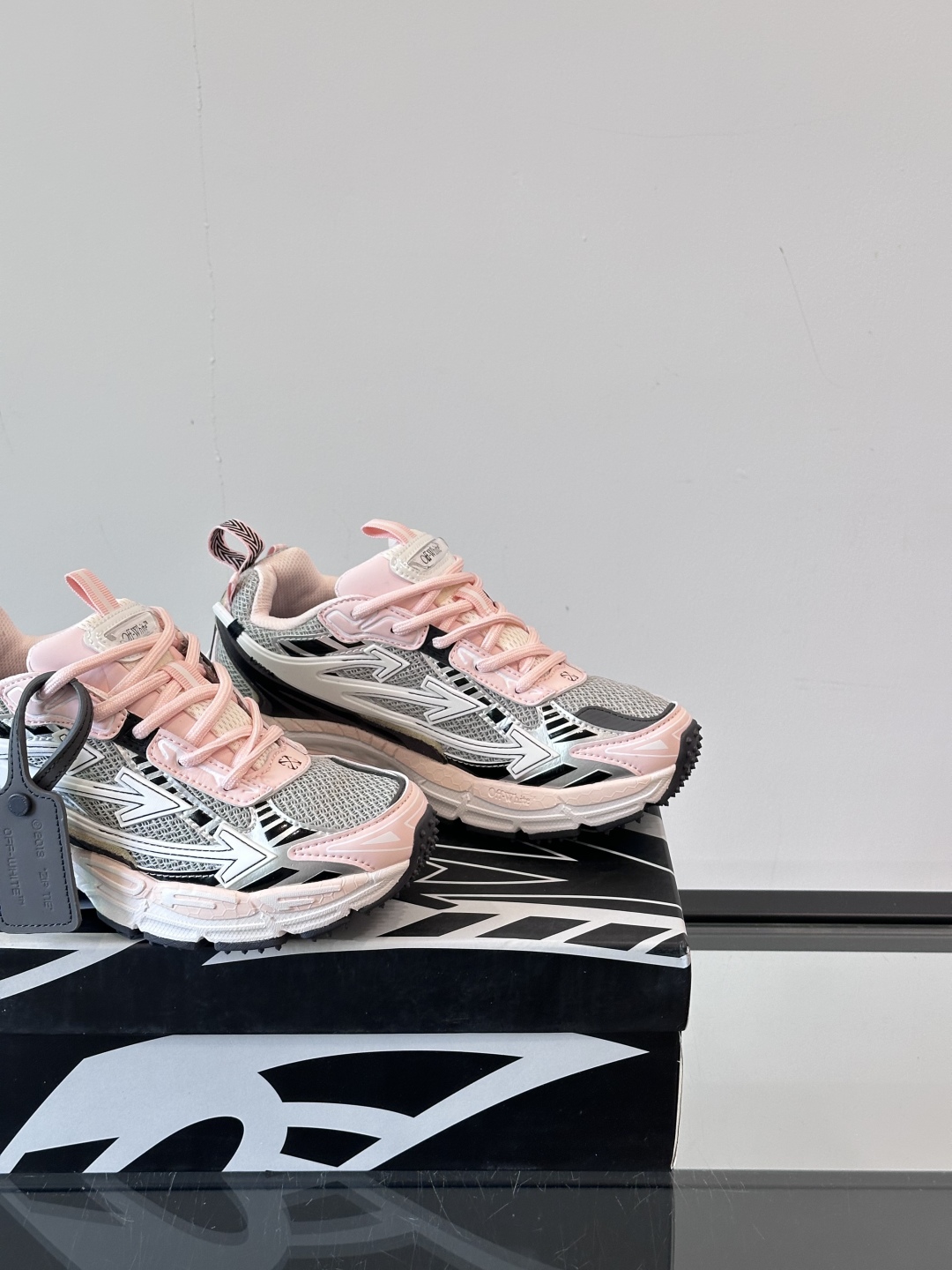 Off-White高街个性老爹休闲鞋。
Off-White 👫情侣款最新款跑鞋
百分百原盒正确版 原楦原