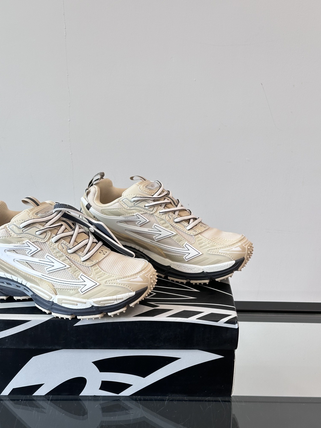 Off-White高街个性老爹休闲鞋。
Off-White 👫情侣款最新款跑鞋
百分百原盒正确版 原楦原