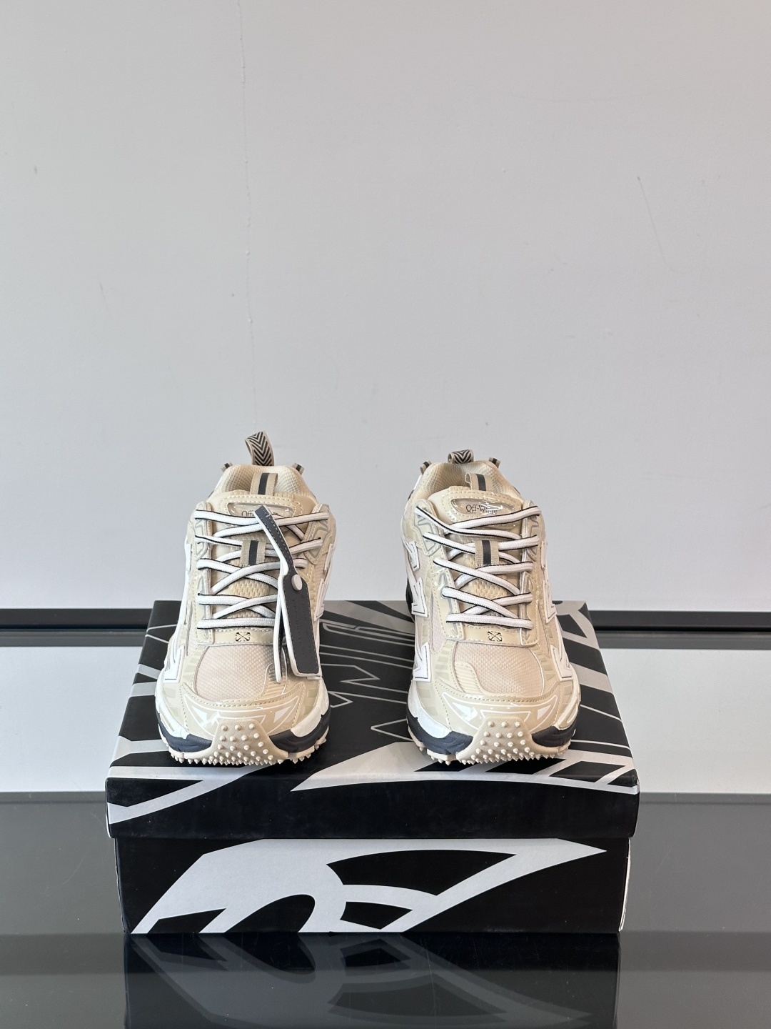 Off-White高街个性老爹休闲鞋。
Off-White 👫情侣款最新款跑鞋
百分百原盒正确版 原楦原