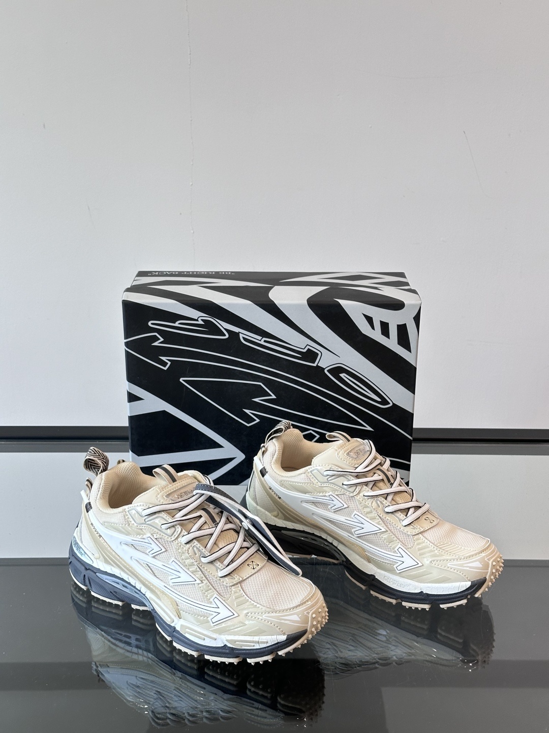 Off-White高街个性老爹休闲鞋。
Off-White 👫情侣款最新款跑鞋
百分百原盒正确版 原楦原