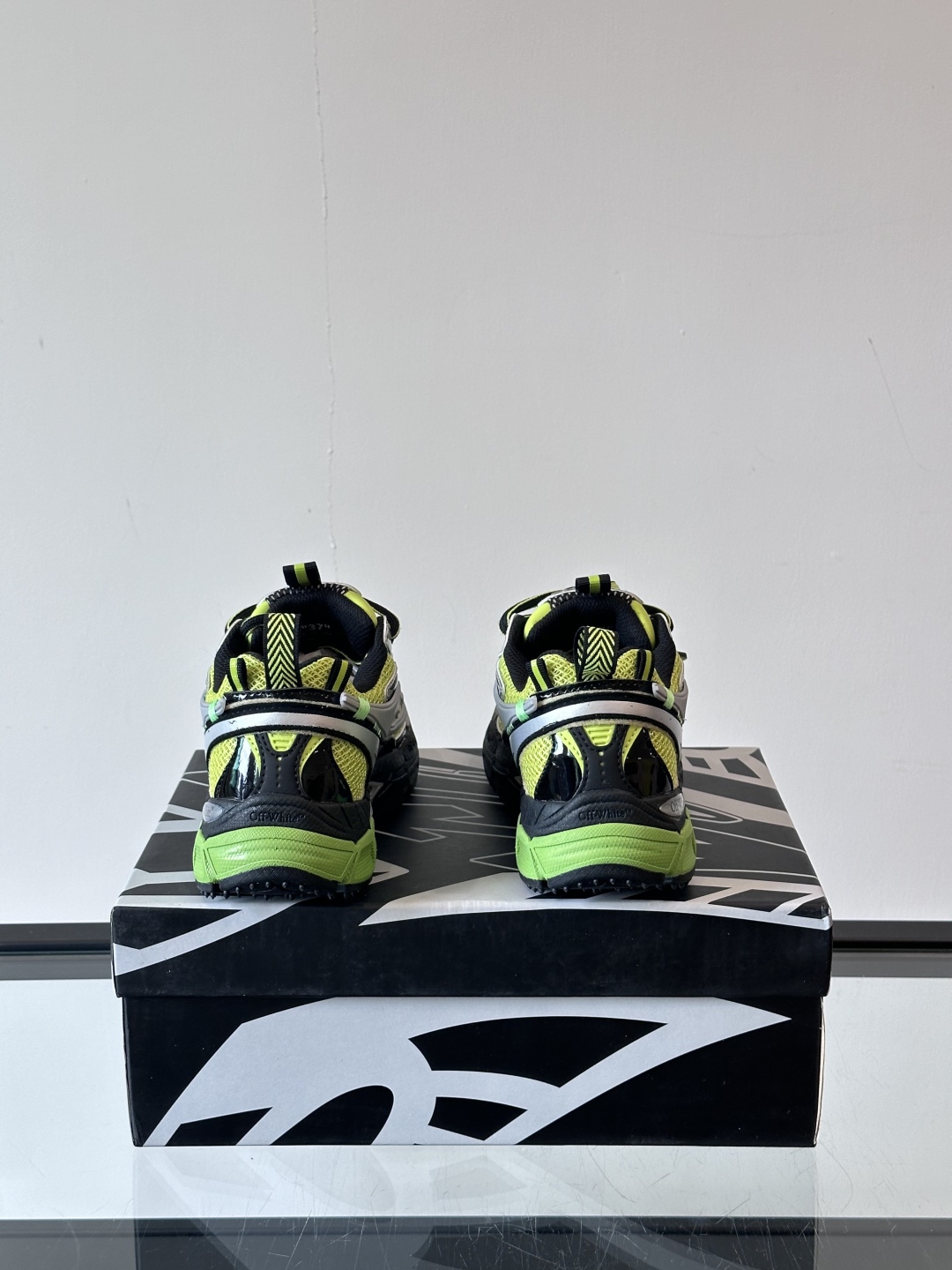 Off-White高街个性老爹休闲鞋。
Off-White 👫情侣款最新款跑鞋
百分百原盒正确版 原楦原