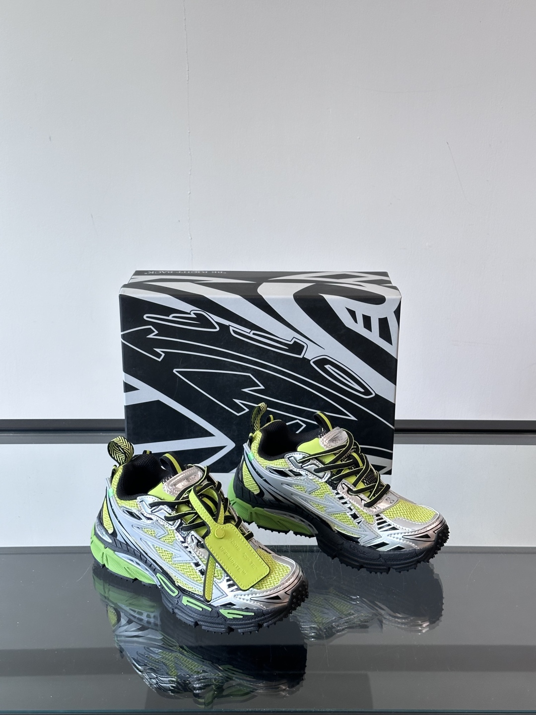 Off-White高街个性老爹休闲鞋。
Off-White 👫情侣款最新款跑鞋
百分百原盒正确版 原楦原