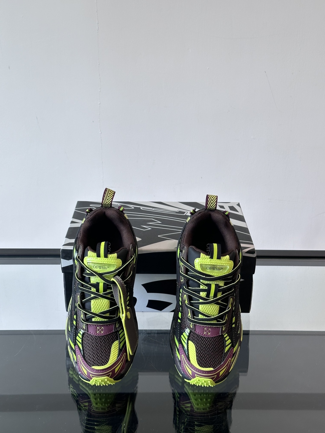 Off-White高街个性老爹休闲鞋。
Off-White 👫情侣款最新款跑鞋
百分百原盒正确版 原楦原