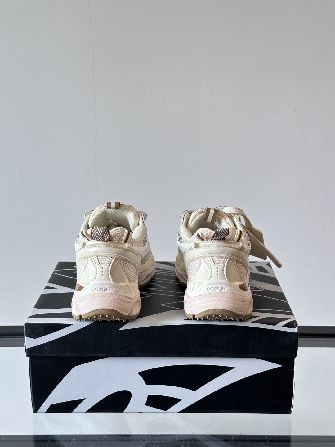 Off-White高街个性老爹休闲鞋。
Off-White 👫情侣款最新款跑鞋
百分百原盒正确版 原楦原