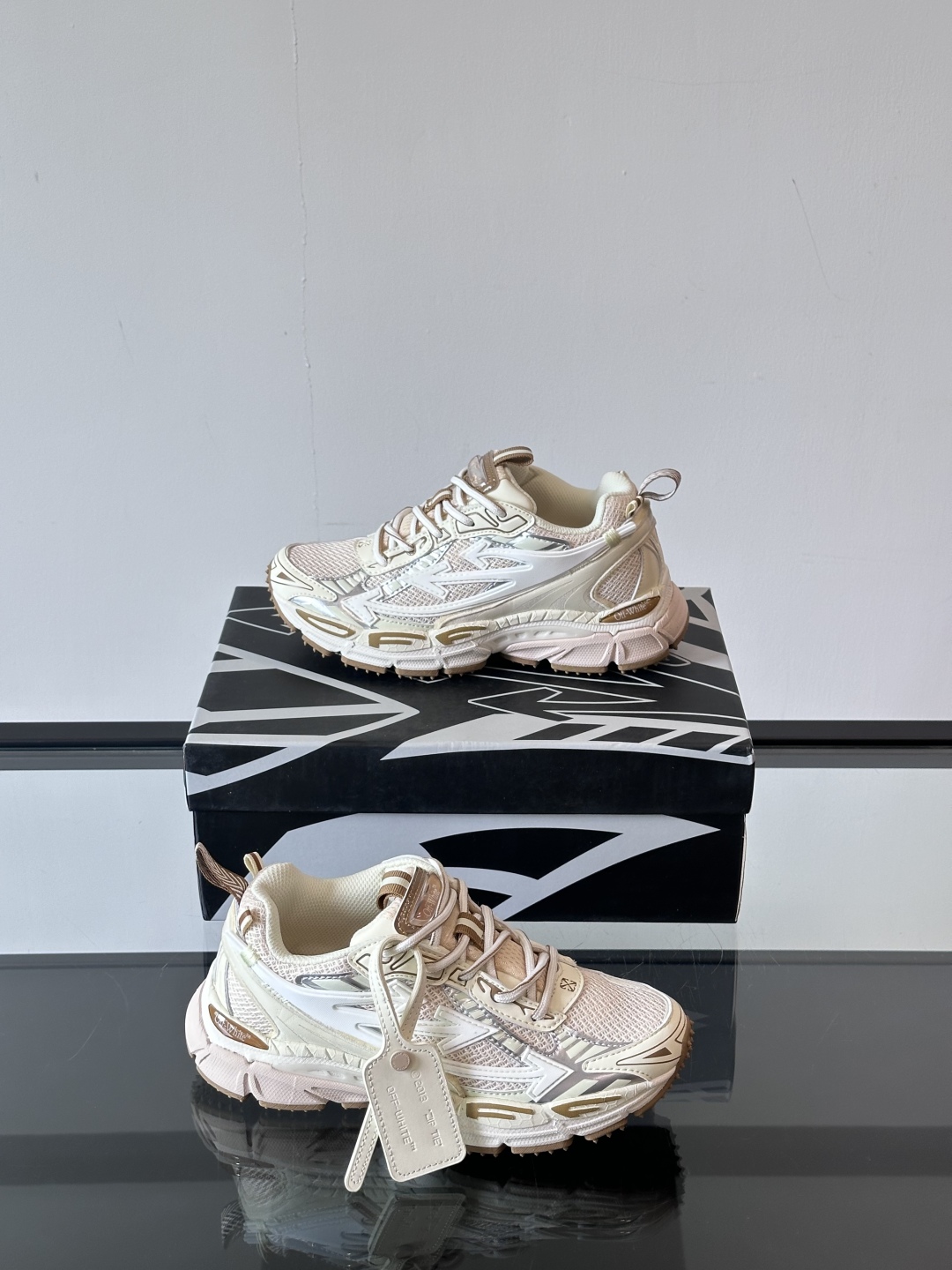 Off-White高街个性老爹休闲鞋。
Off-White 👫情侣款最新款跑鞋
百分百原盒正确版 原楦原