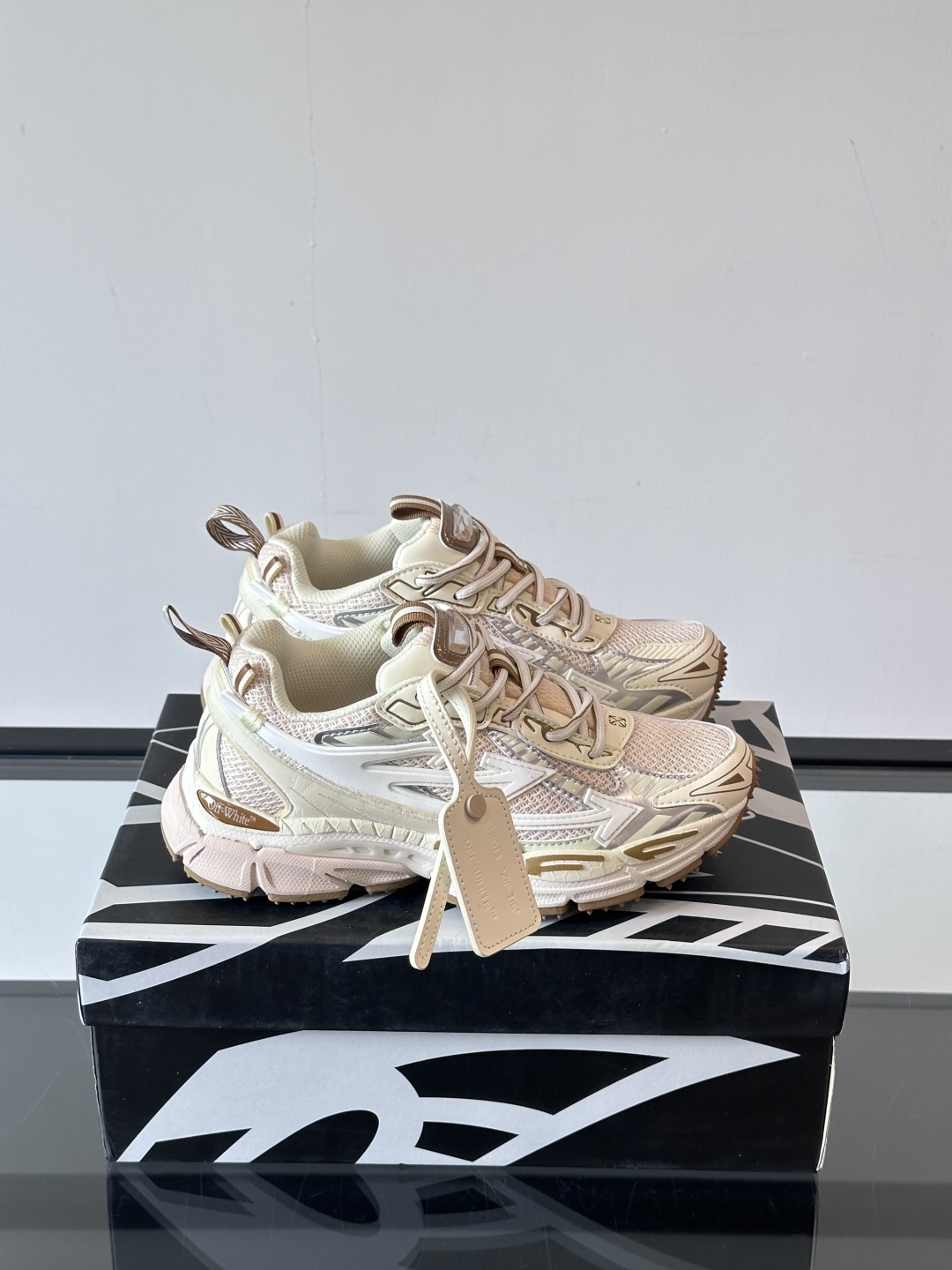 Off-White高街个性老爹休闲鞋。
Off-White 👫情侣款最新款跑鞋
百分百原盒正确版 原楦原