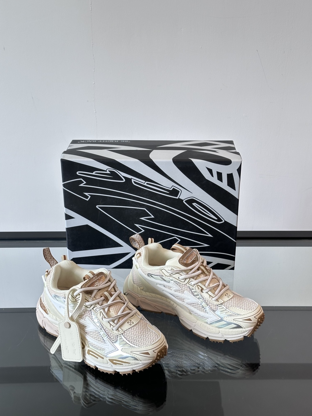 Off-White高街个性老爹休闲鞋。
Off-White 👫情侣款最新款跑鞋
百分百原盒正确版 原楦原