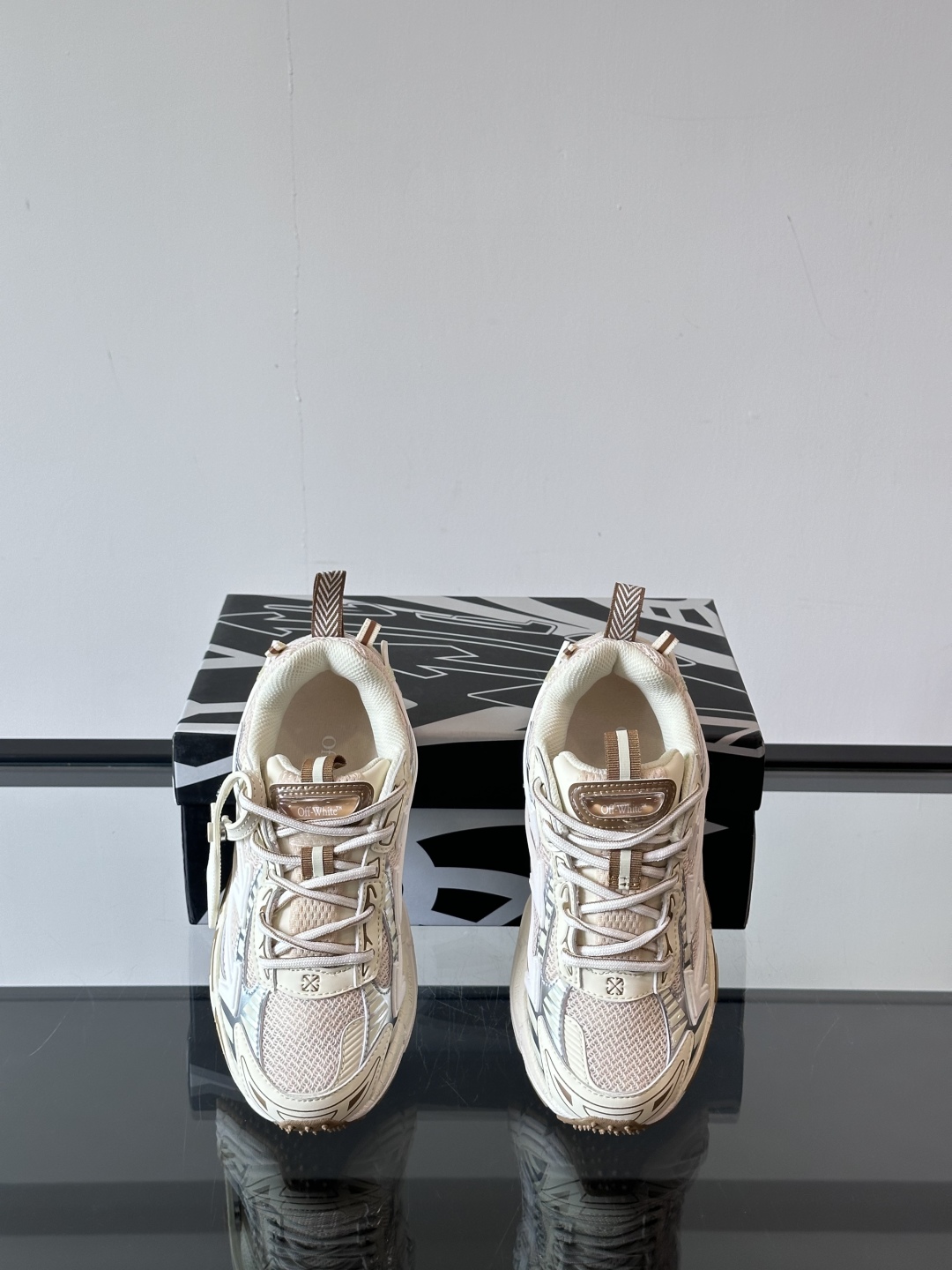 Off-White高街个性老爹休闲鞋。
Off-White 👫情侣款最新款跑鞋
百分百原盒正确版 原楦原