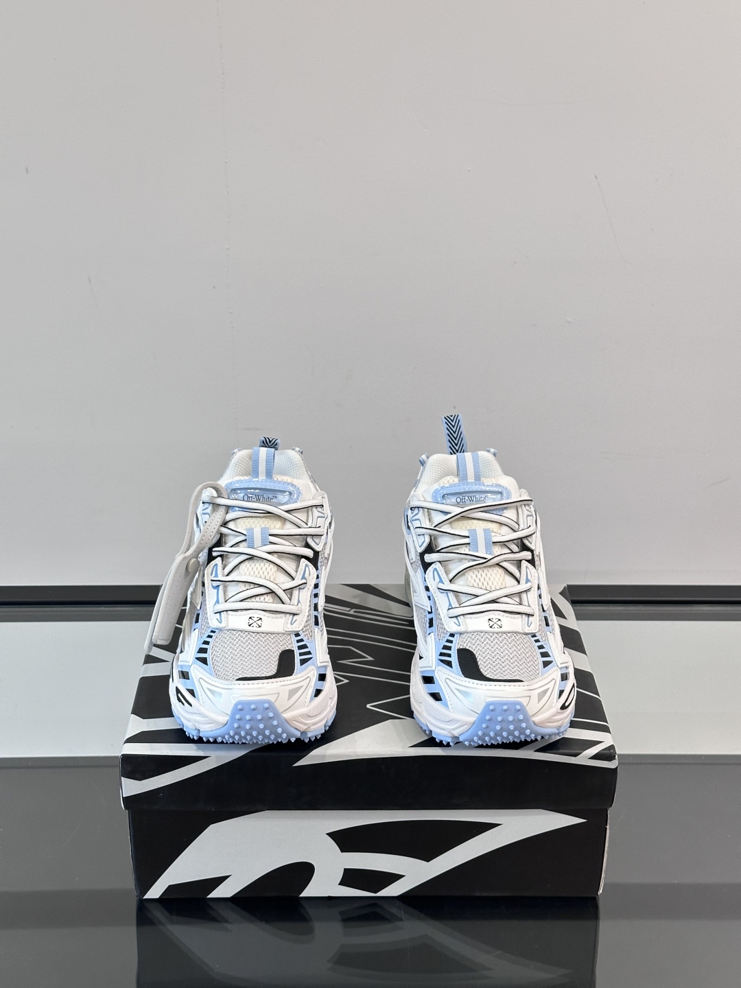 Off-White高街个性老爹休闲鞋。
Off-White 👫情侣款最新款跑鞋
百分百原盒正确版 原楦原