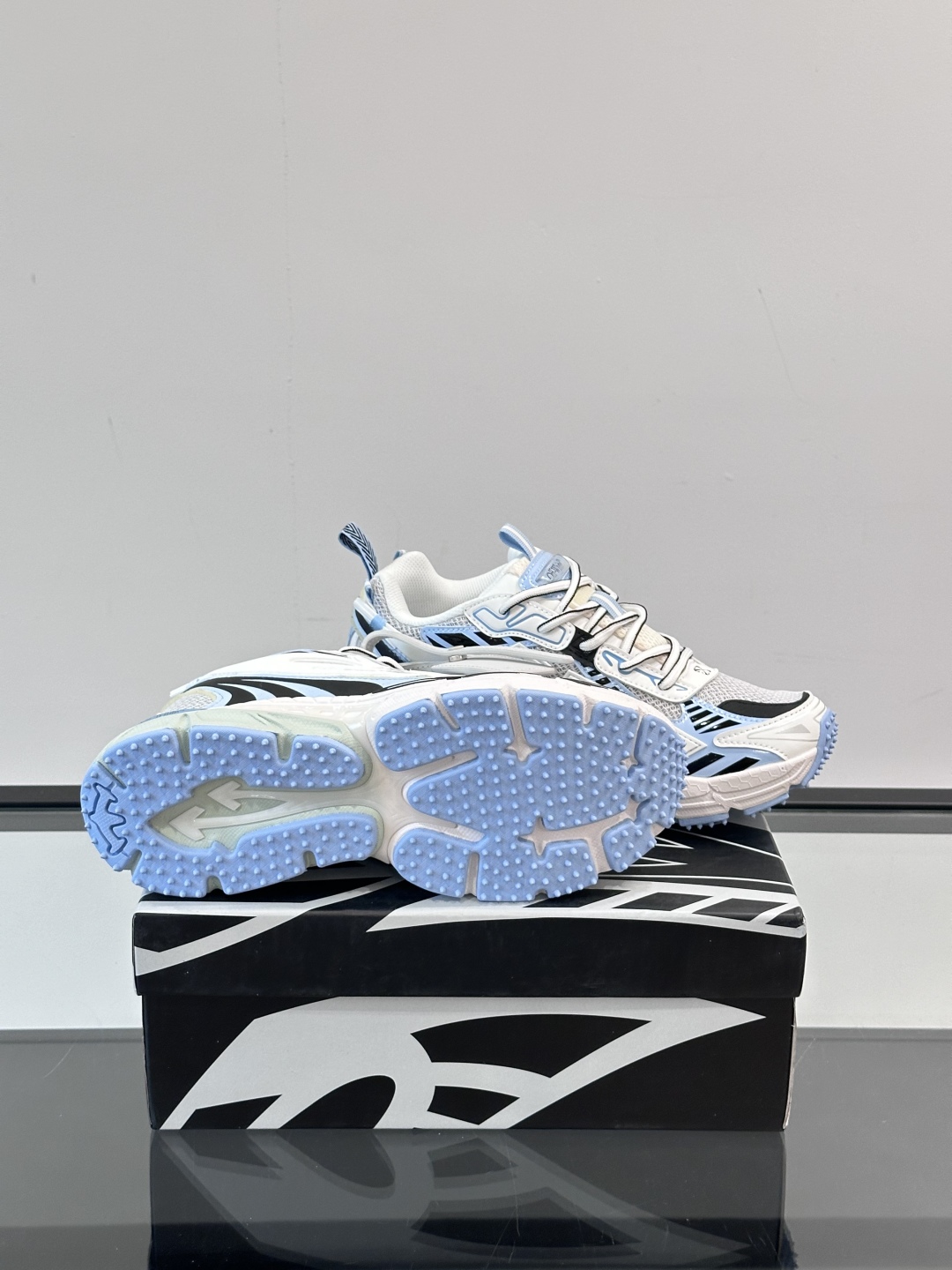 Off-White高街个性老爹休闲鞋。
Off-White 👫情侣款最新款跑鞋
百分百原盒正确版 原楦原