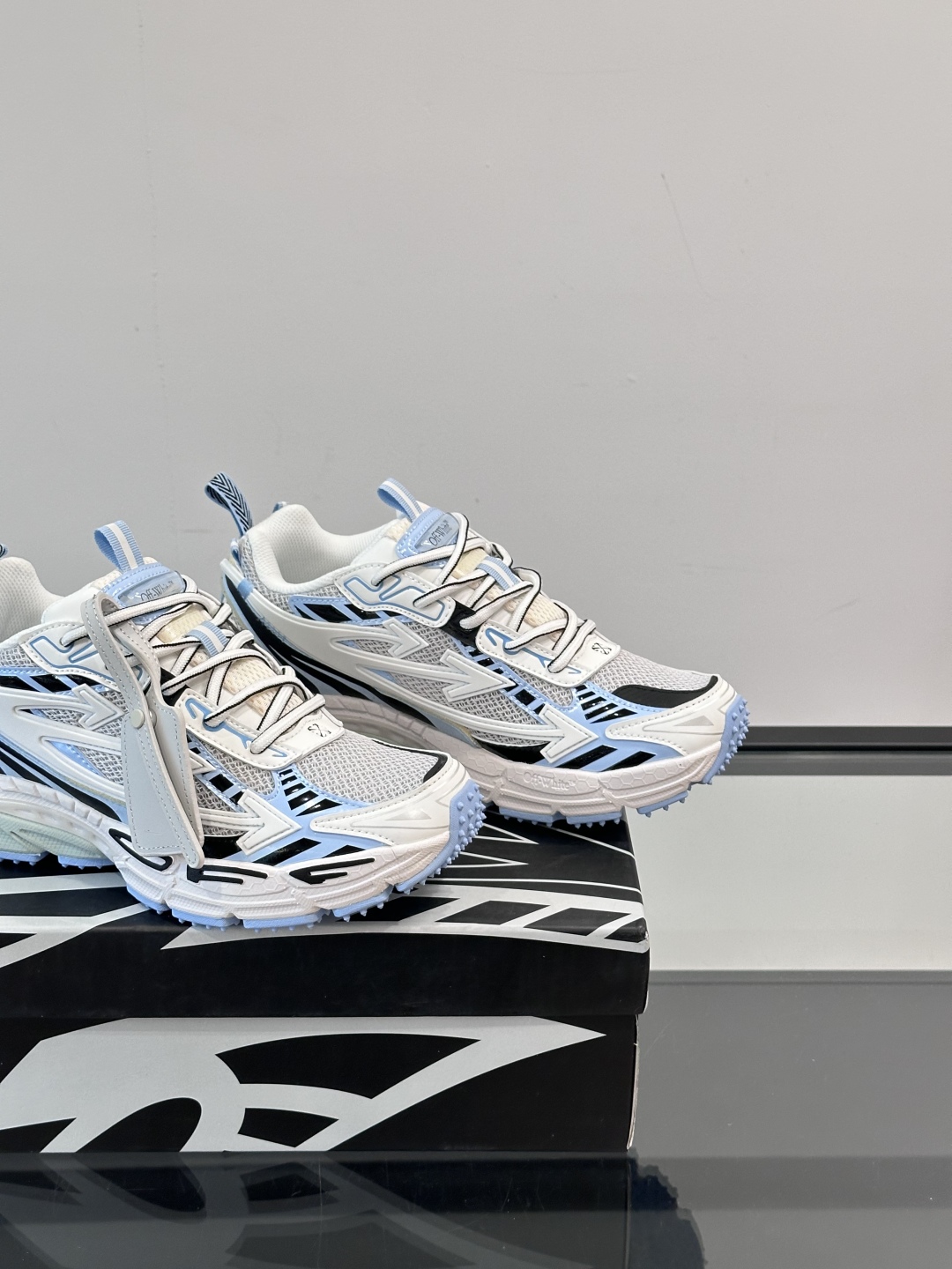 Off-White高街个性老爹休闲鞋。
Off-White 👫情侣款最新款跑鞋
百分百原盒正确版 原楦原