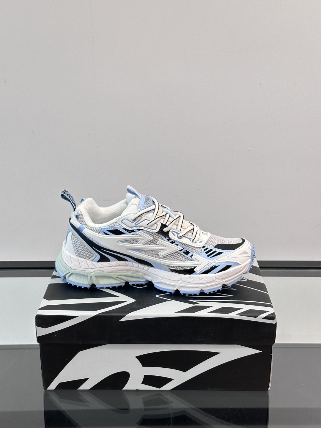 Off-White高街个性老爹休闲鞋。
Off-White 👫情侣款最新款跑鞋
百分百原盒正确版 原楦原