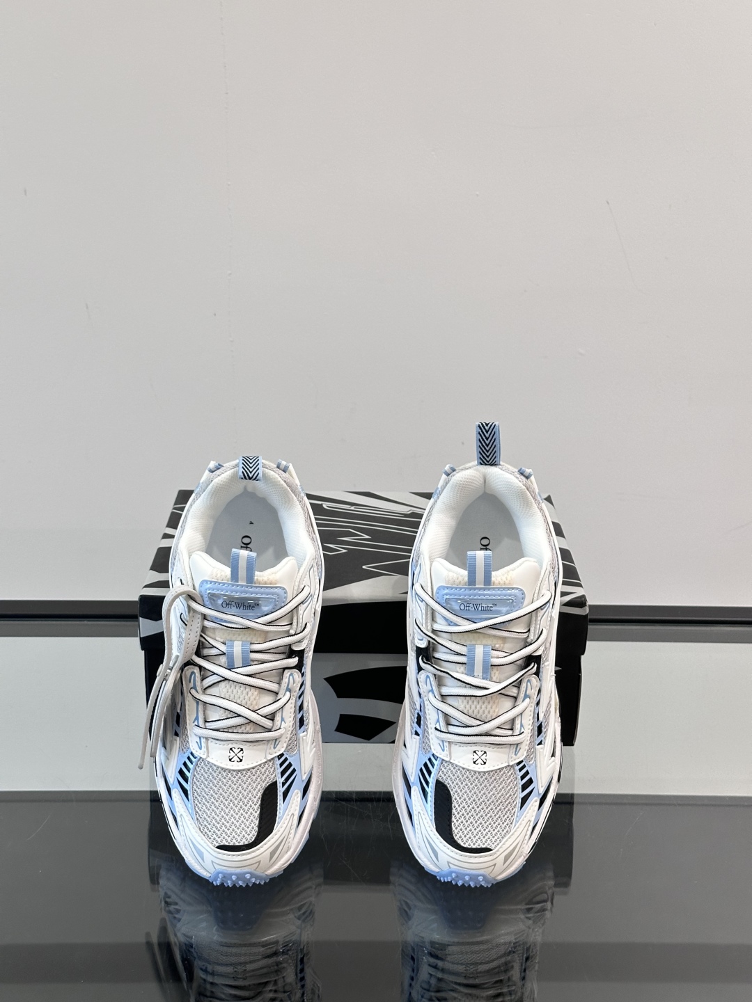 Off-White高街个性老爹休闲鞋。
Off-White 👫情侣款最新款跑鞋
百分百原盒正确版 原楦原