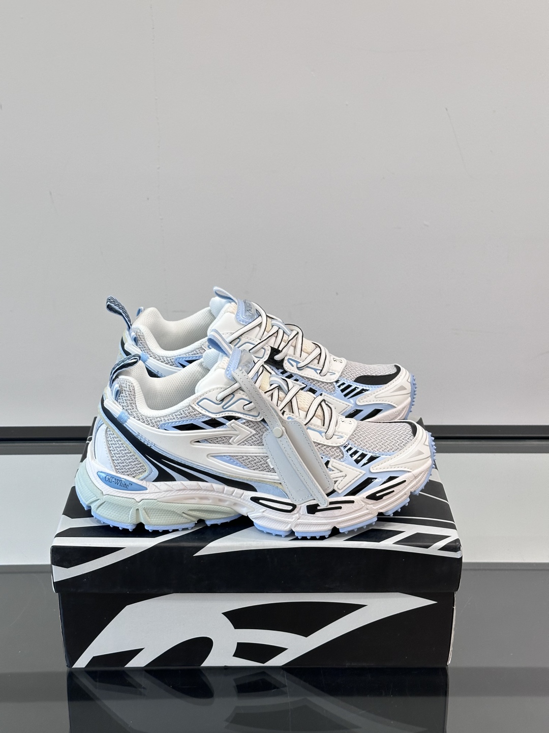Off-White高街个性老爹休闲鞋。
Off-White 👫情侣款最新款跑鞋
百分百原盒正确版 原楦原