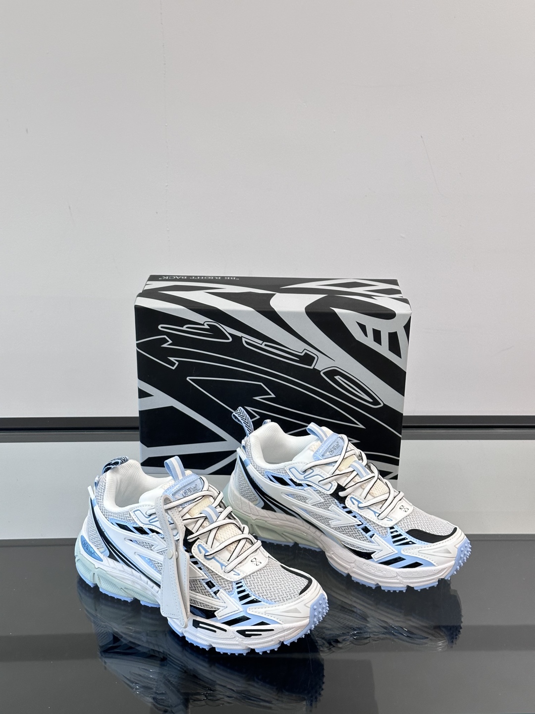 Off-White高街个性老爹休闲鞋。
Off-White 👫情侣款最新款跑鞋
百分百原盒正确版 原楦原