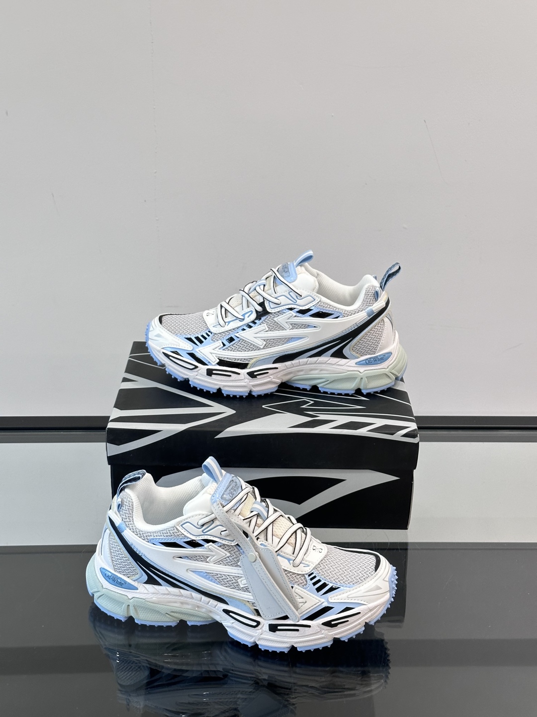 Off-White高街个性老爹休闲鞋。
Off-White 👫情侣款最新款跑鞋
百分百原盒正确版 原楦原