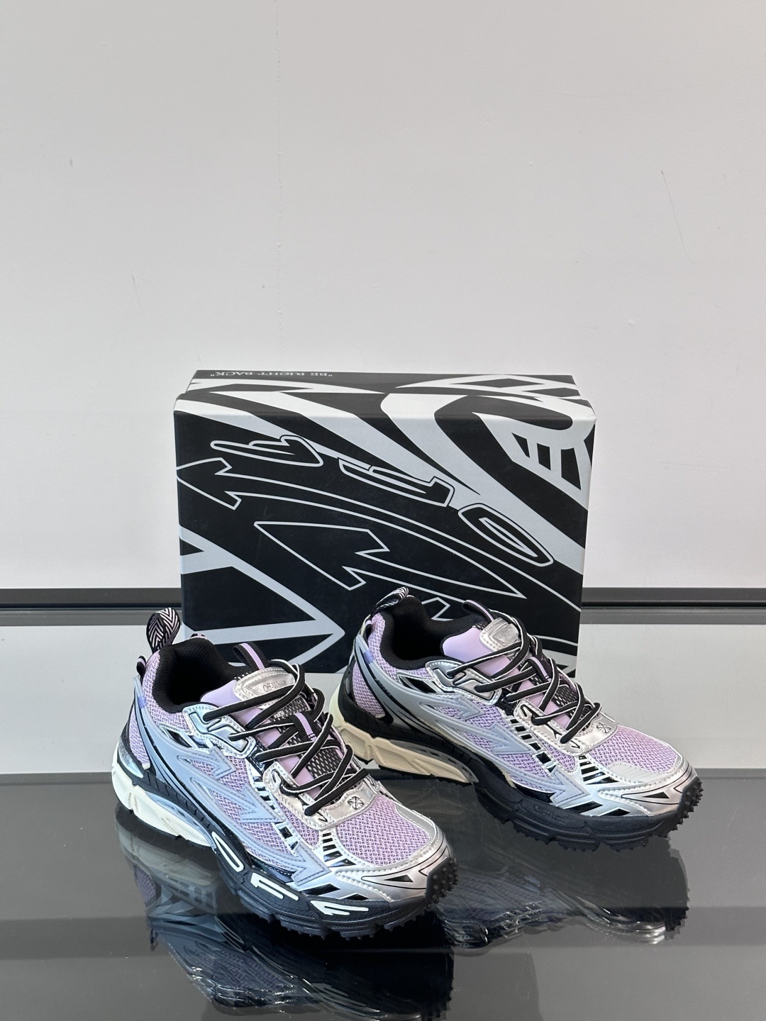 Off-White高街个性老爹休闲鞋。
Off-White 👫情侣款最新款跑鞋
百分百原盒正确版 原楦原