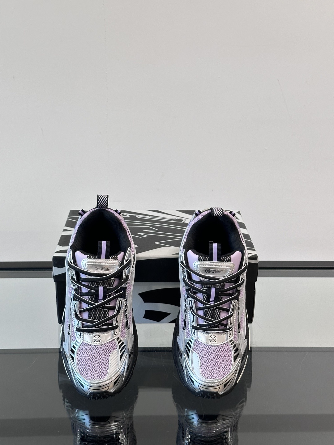 Off-White高街个性老爹休闲鞋。
Off-White 👫情侣款最新款跑鞋
百分百原盒正确版 原楦原