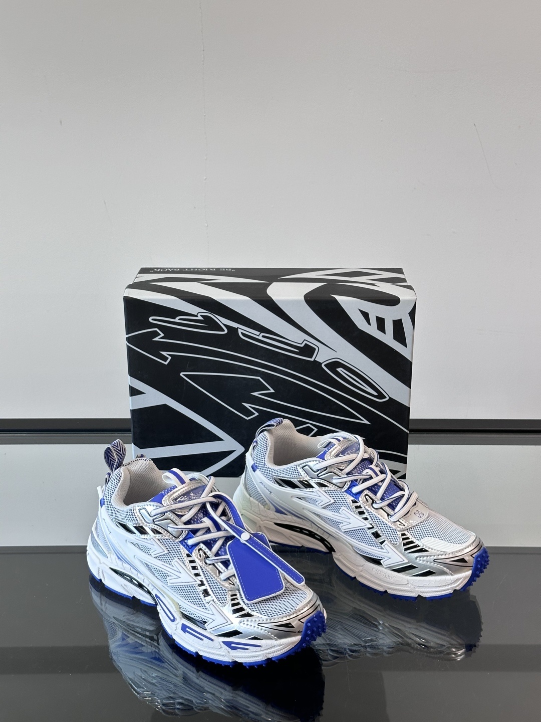Off-White高街个性老爹休闲鞋。
Off-White 👫情侣款最新款跑鞋
百分百原盒正确版 原楦原