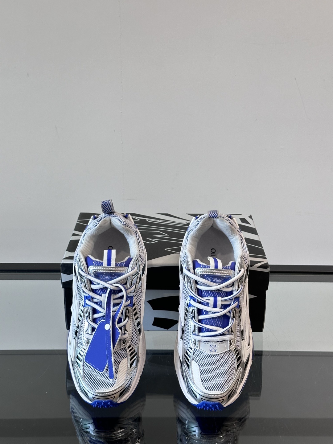 Off-White高街个性老爹休闲鞋。
Off-White 👫情侣款最新款跑鞋
百分百原盒正确版 原楦原