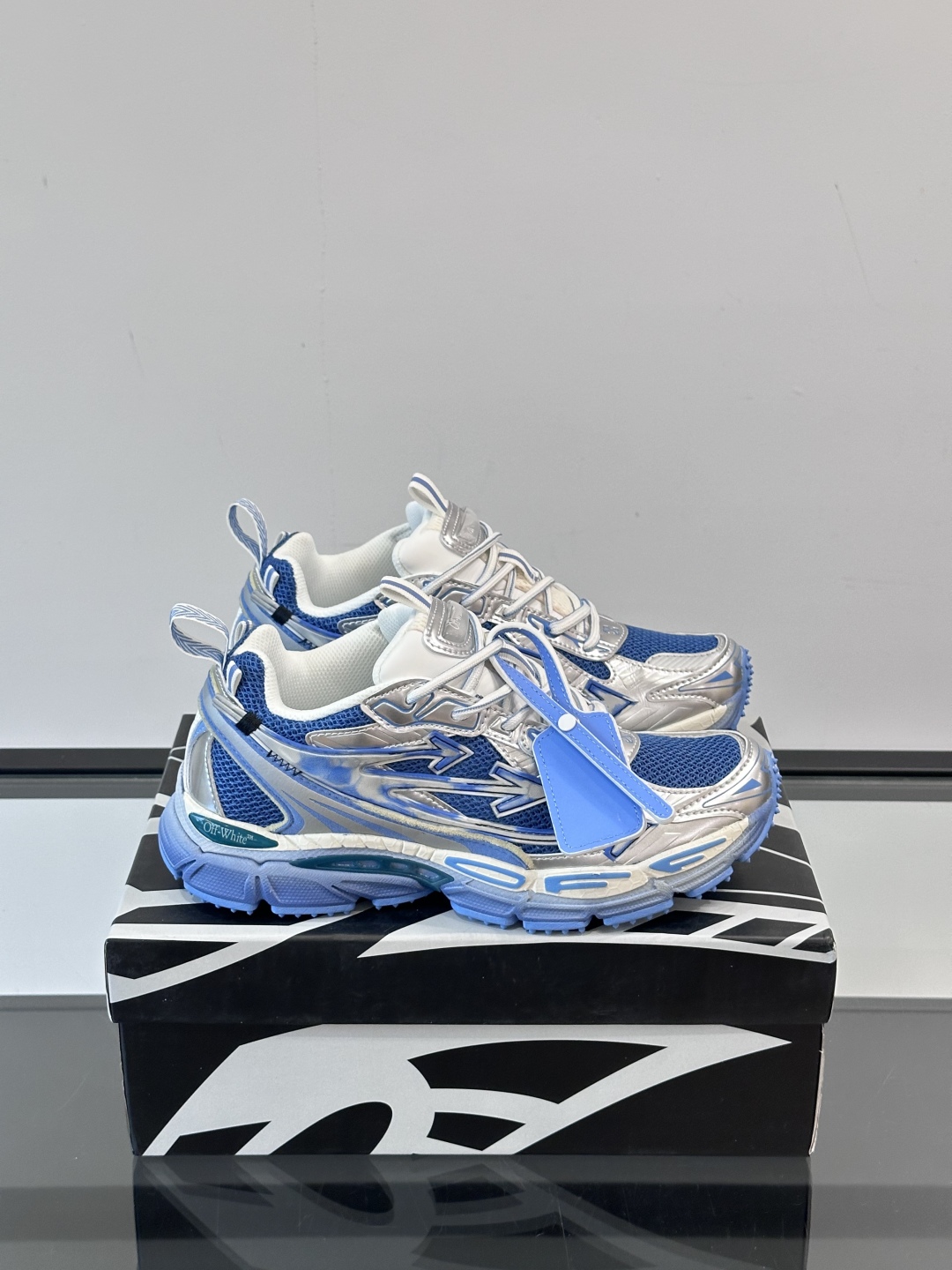 Off-White高街个性老爹休闲鞋。
Off-White 👫情侣款最新款跑鞋
百分百原盒正确版 原楦原