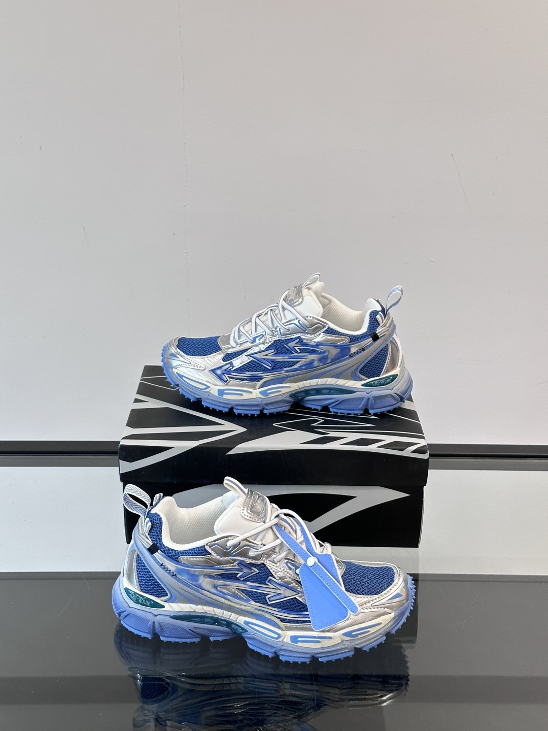 Off-White高街个性老爹休闲鞋。
Off-White 👫情侣款最新款跑鞋
百分百原盒正确版 原楦原
