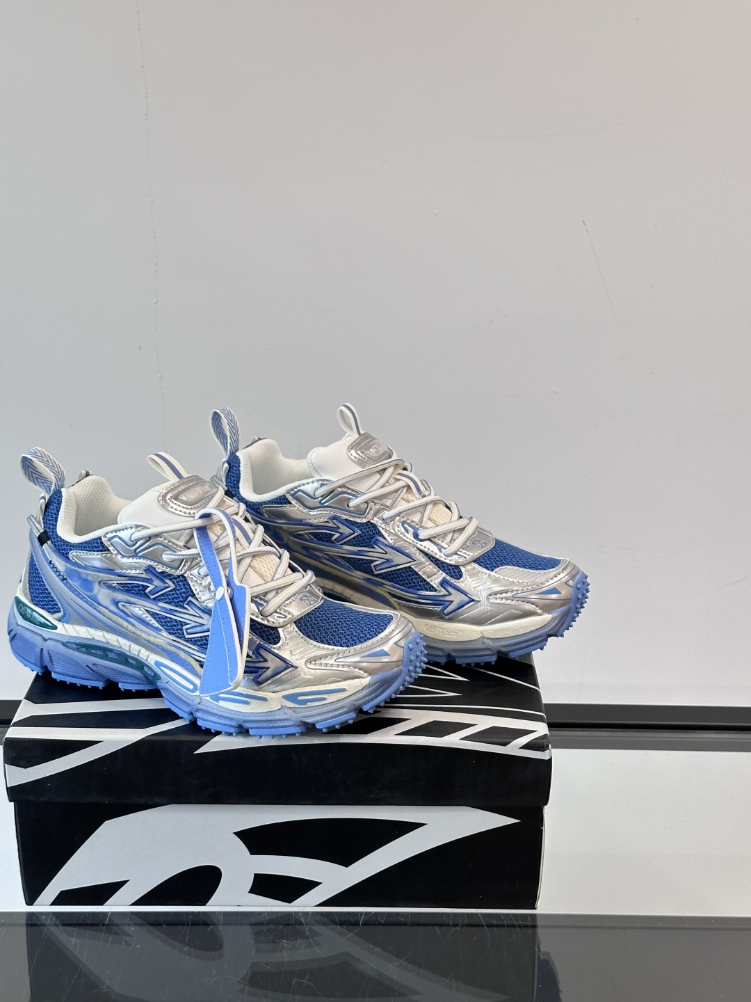 Off-White高街个性老爹休闲鞋。
Off-White 👫情侣款最新款跑鞋
百分百原盒正确版 原楦原