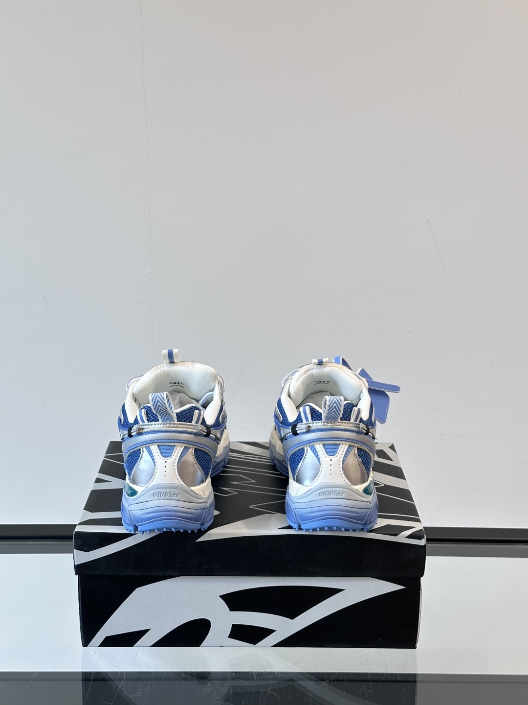 Off-White高街个性老爹休闲鞋。
Off-White 👫情侣款最新款跑鞋
百分百原盒正确版 原楦原
