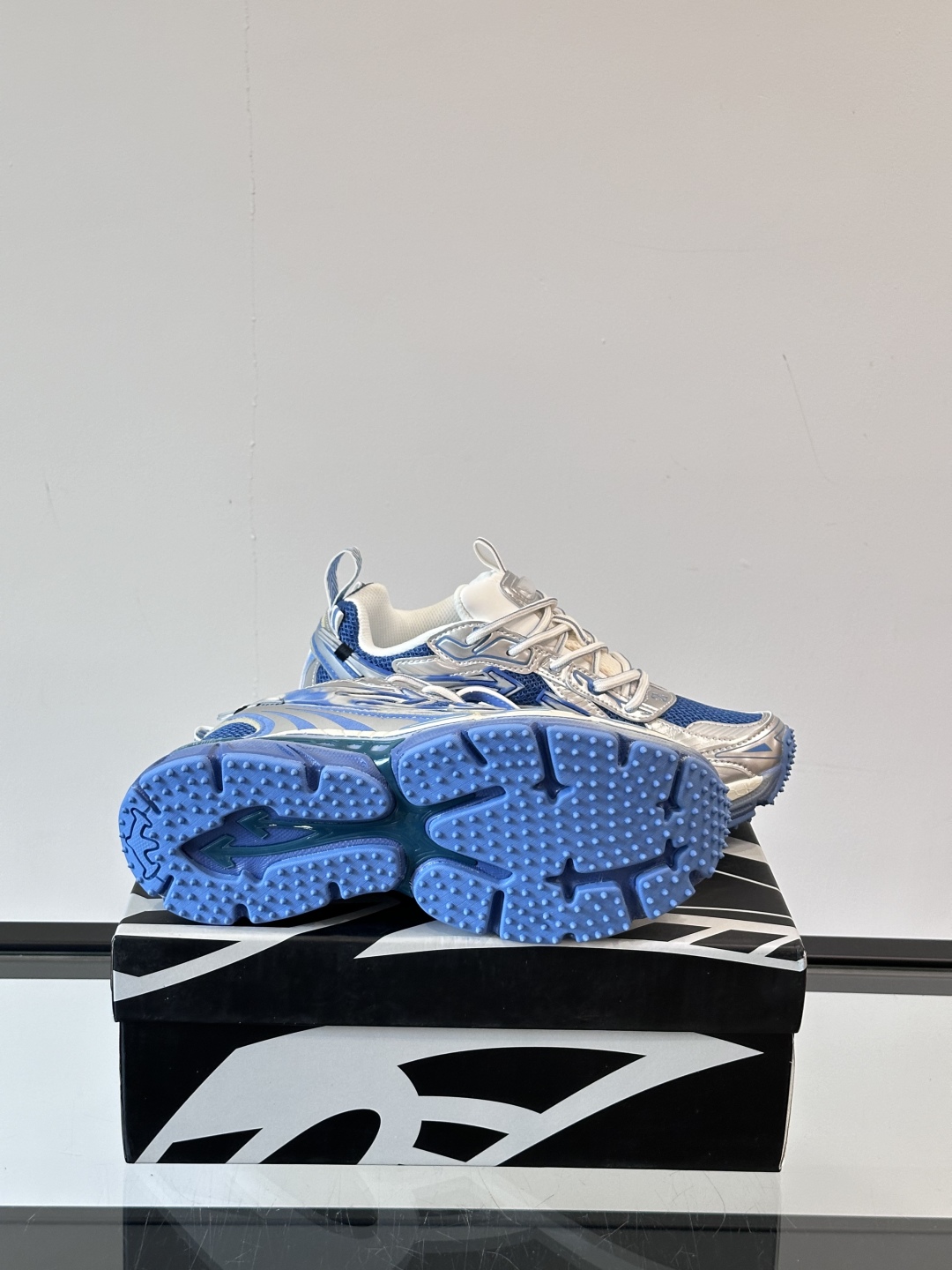 Off-White高街个性老爹休闲鞋。
Off-White 👫情侣款最新款跑鞋
百分百原盒正确版 原楦原