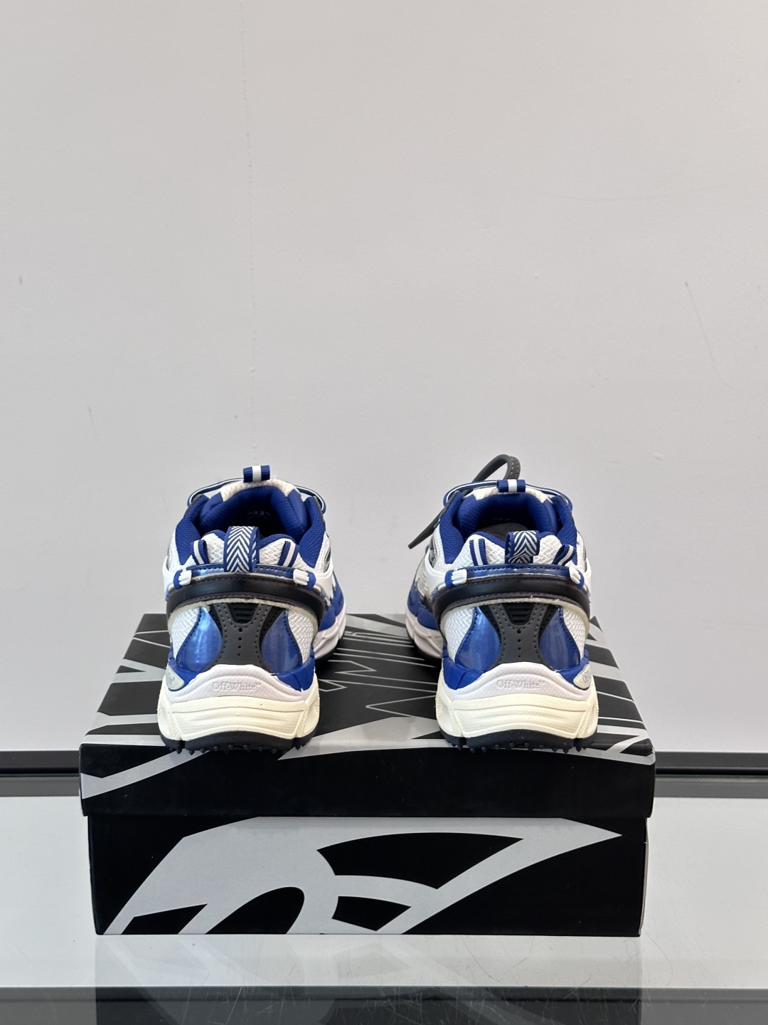 Off-White高街个性老爹休闲鞋。
Off-White 👫情侣款最新款跑鞋
百分百原盒正确版 原楦原