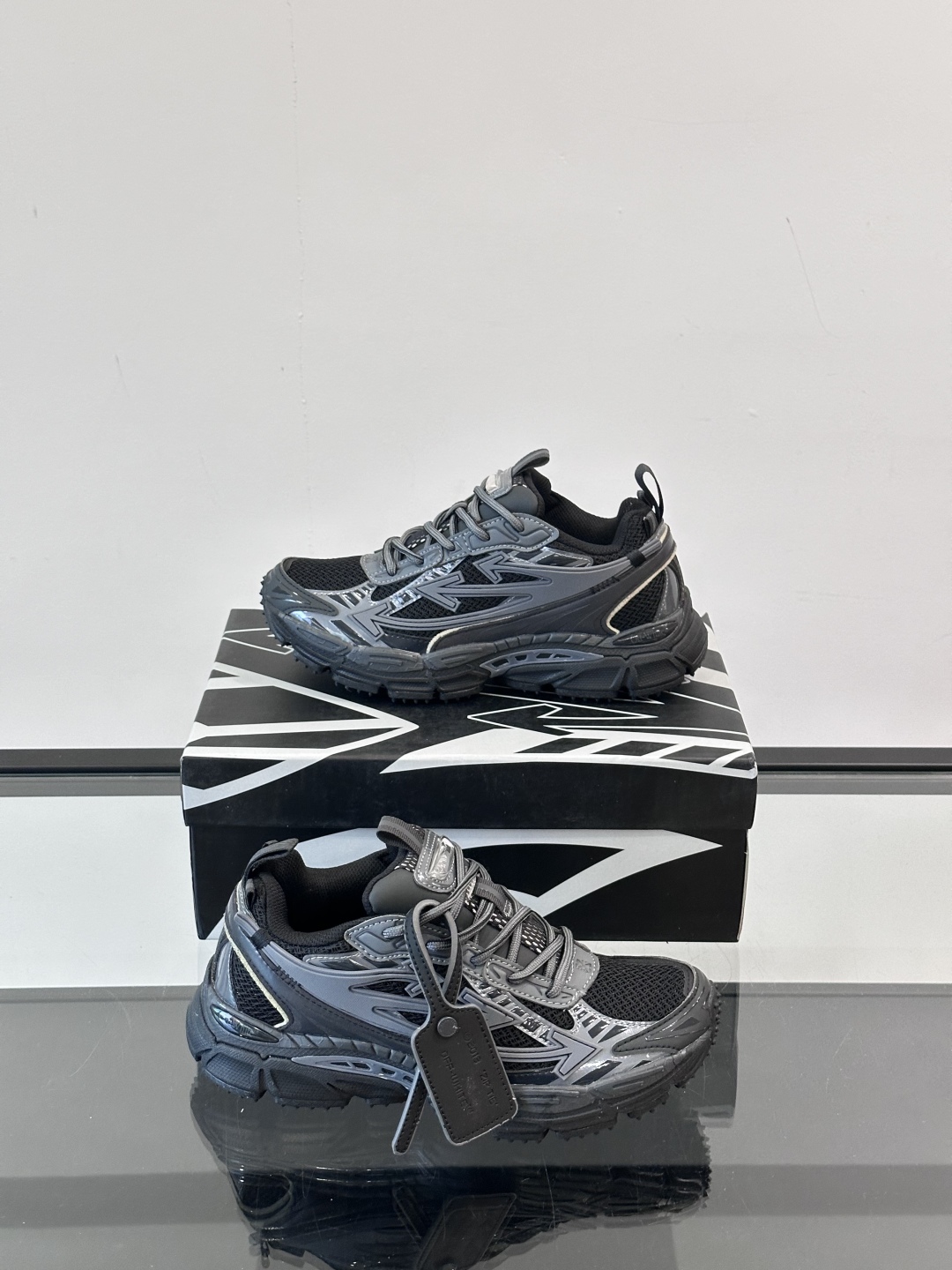 Off-White高街个性老爹休闲鞋。
Off-White 👫情侣款最新款跑鞋
百分百原盒正确版 原楦原