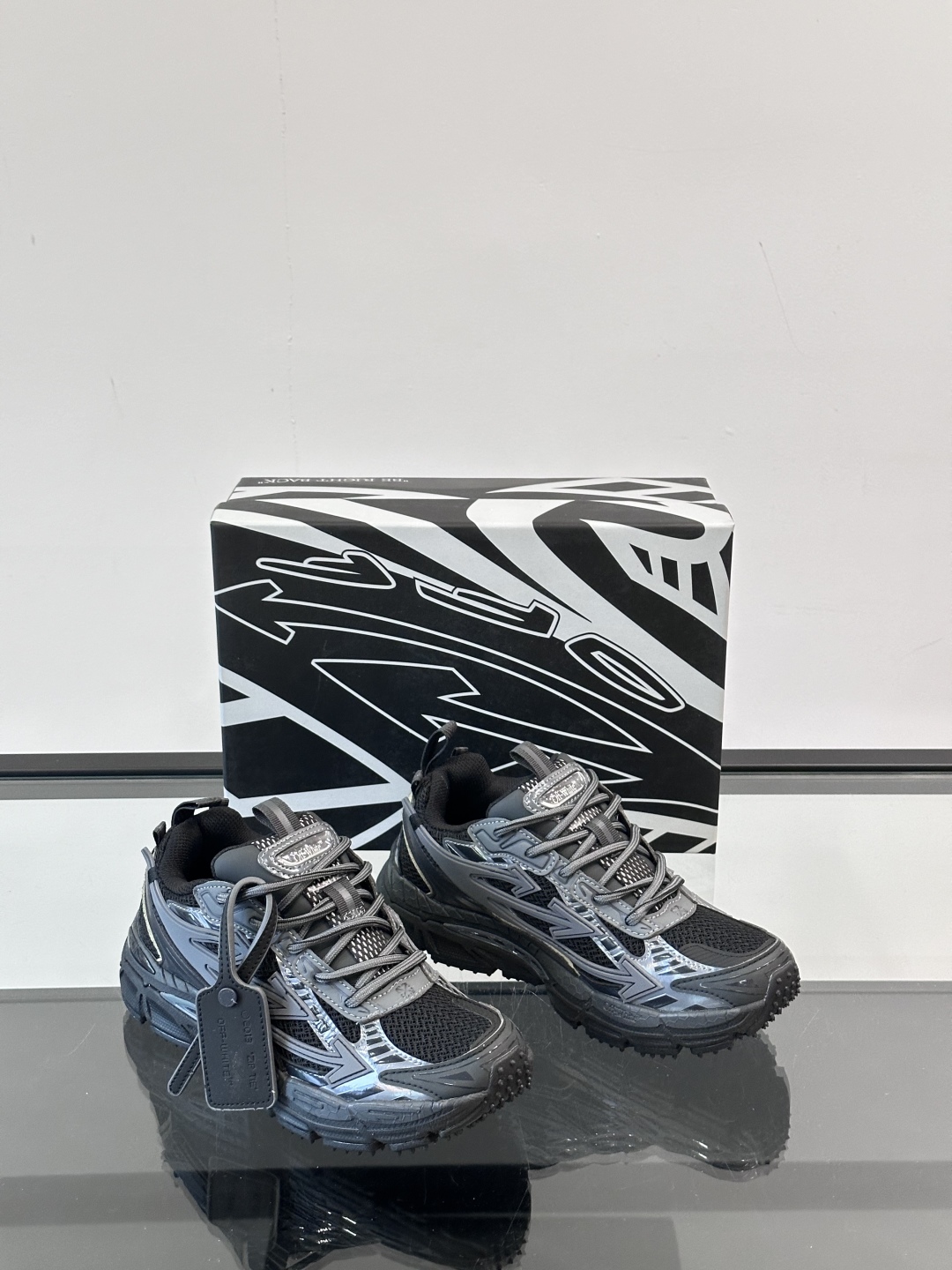 Off-White高街个性老爹休闲鞋。
Off-White 👫情侣款最新款跑鞋
百分百原盒正确版 原楦原